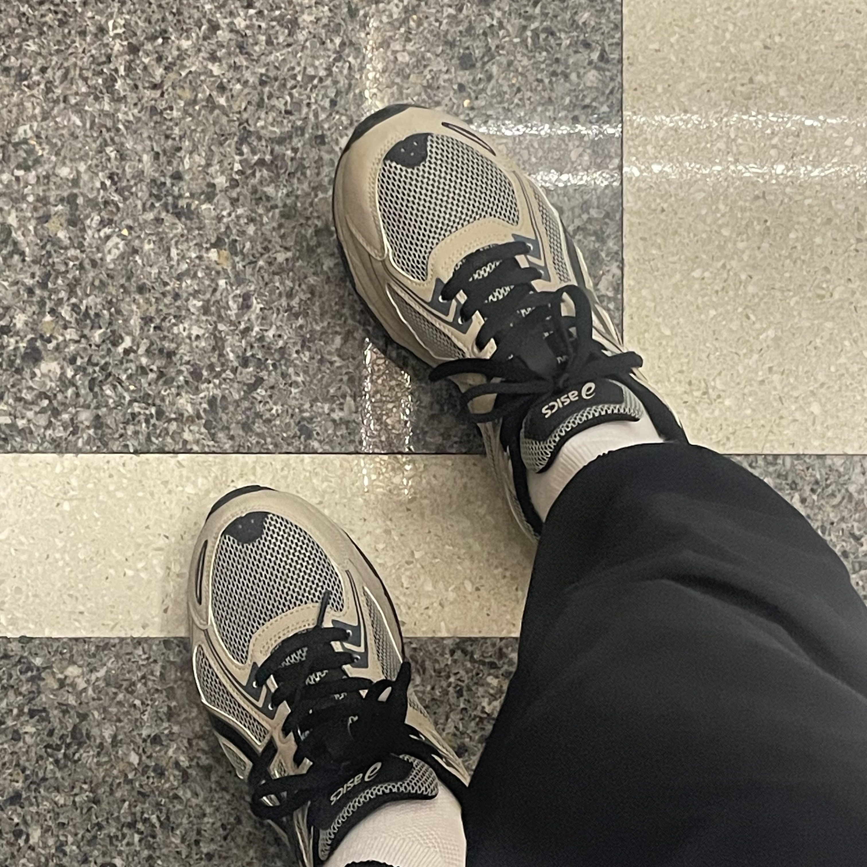 Asics Gel-Venture 6 Feather Grey Black 착용 스타일