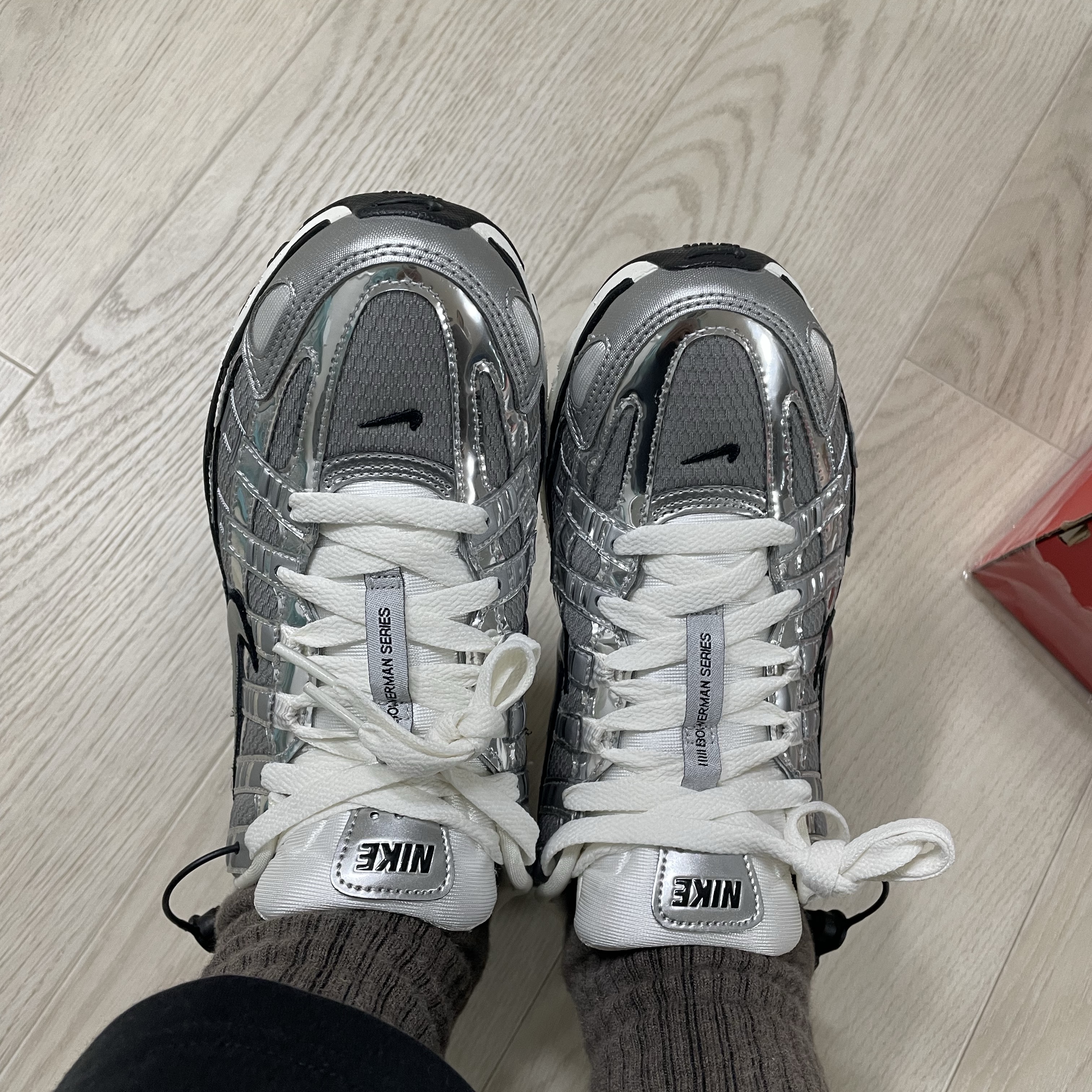 Nike P-6000 Metallic Silver 착용 스타일