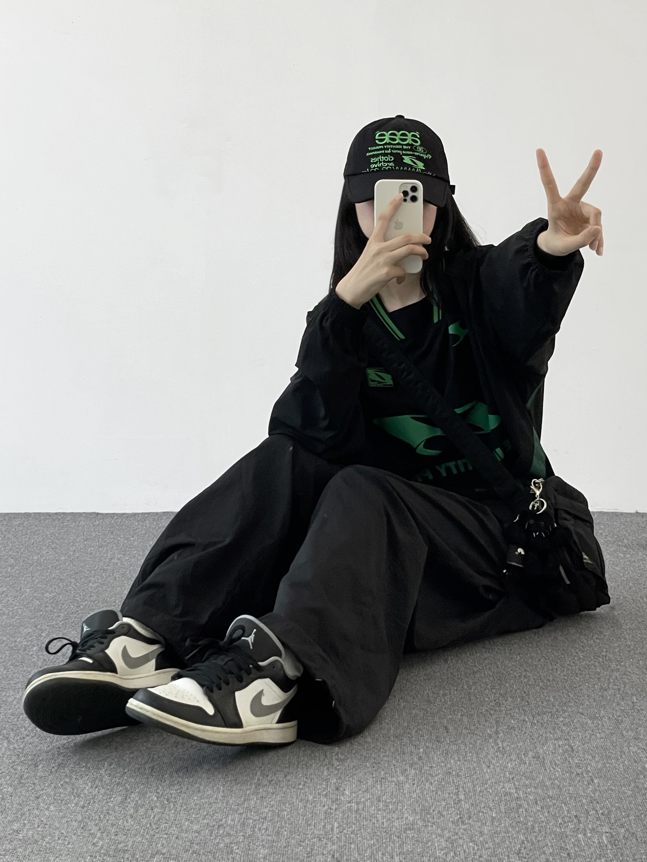 Porter Tanker Shoulder Bag Black, Aeae x The Identity Project Web Logo 5-Pannel Cap Black 착용 스타일 - 1