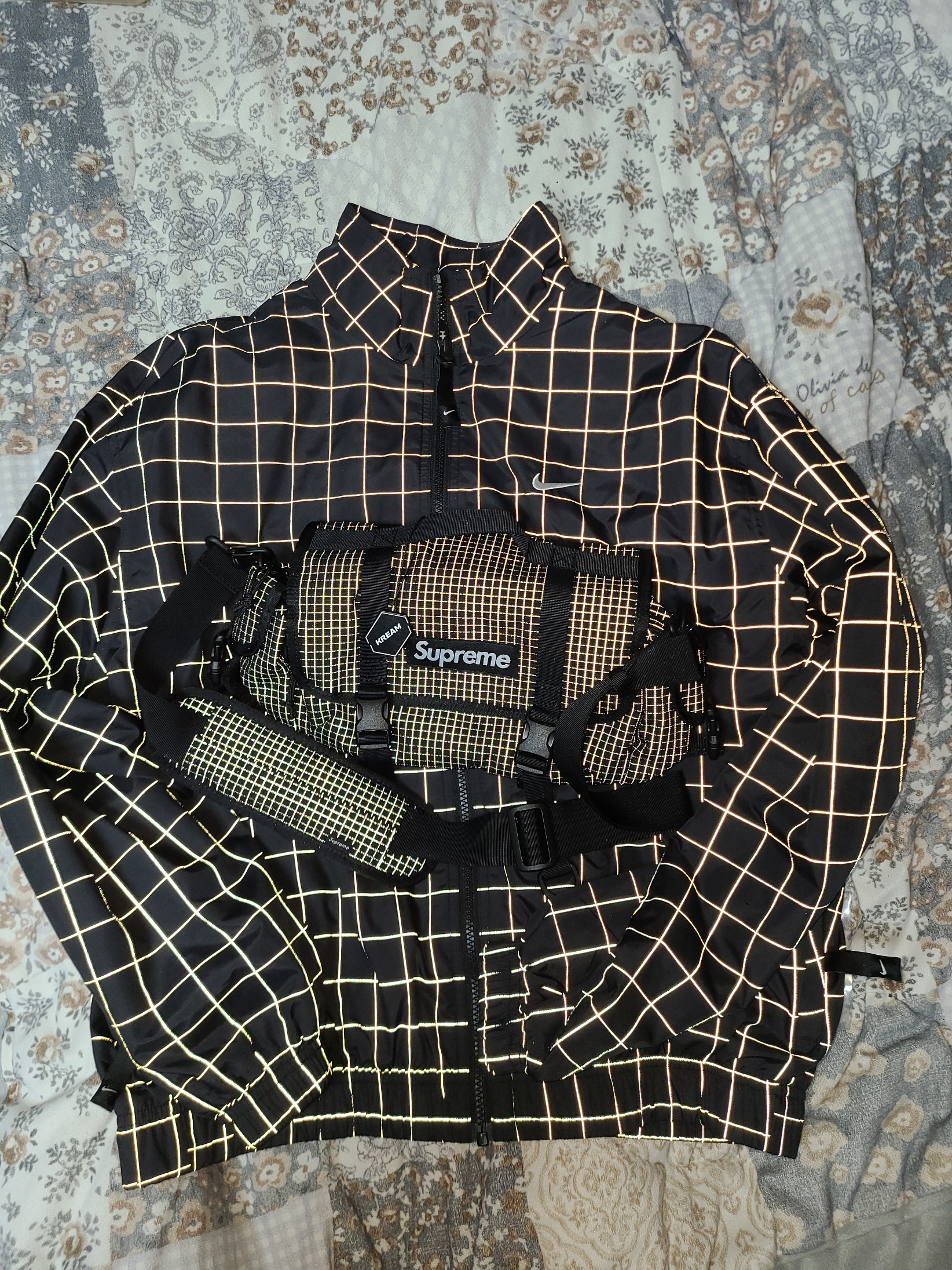 Supreme Mini Duffle Bag Black - 24SS, Nike M NRG Flash Grid Track Jacket Black - US/EU 착용 스타일 - 2