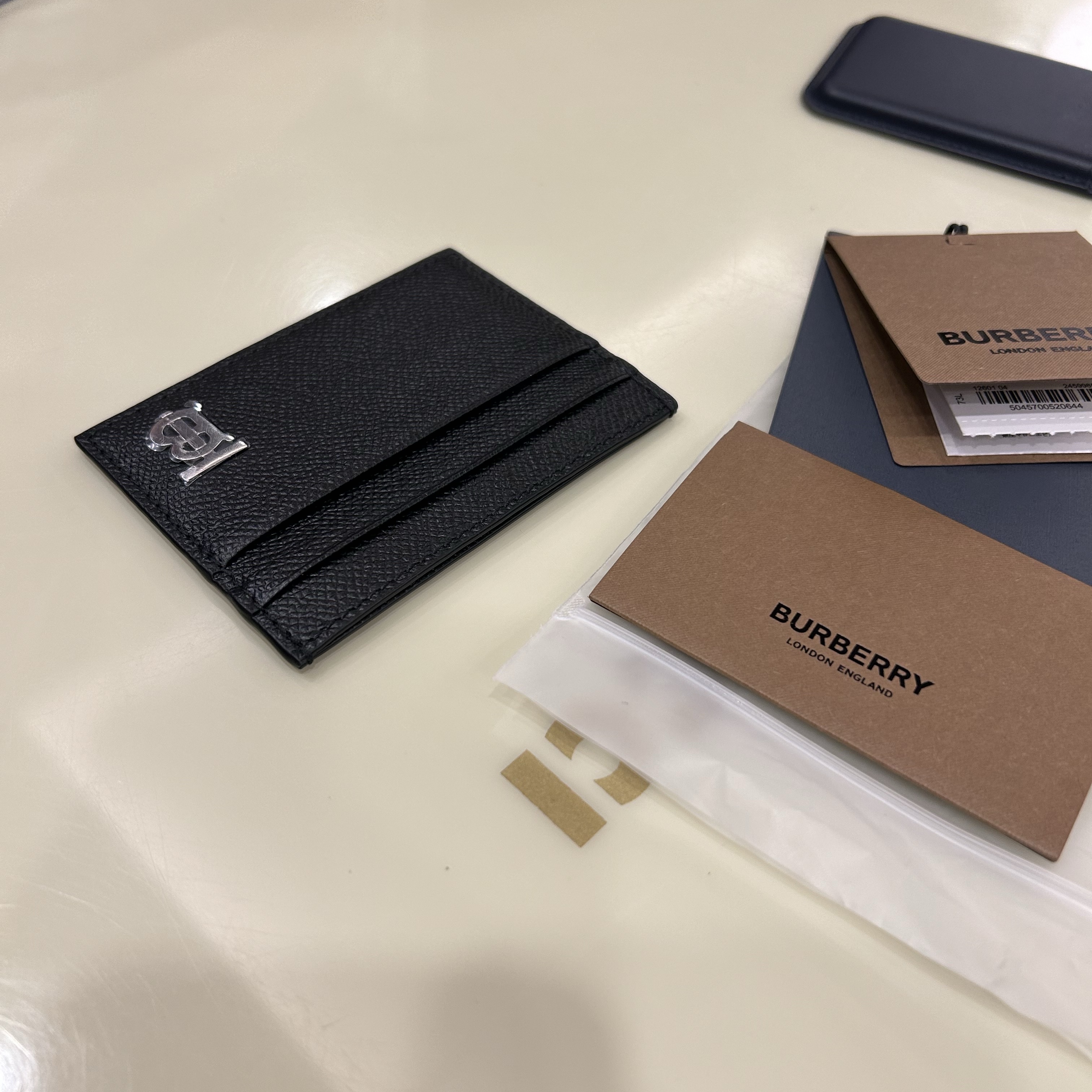 Burberry Grainy Leather TB Card Case Black 착용 스타일