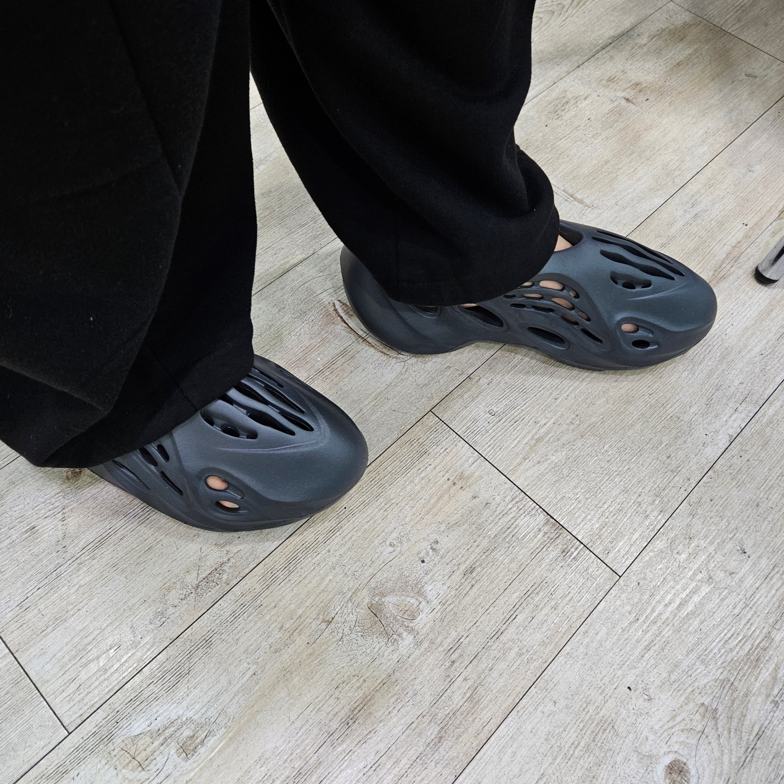 Adidas Yeezy Foam RNNR Onyx 착용 스타일