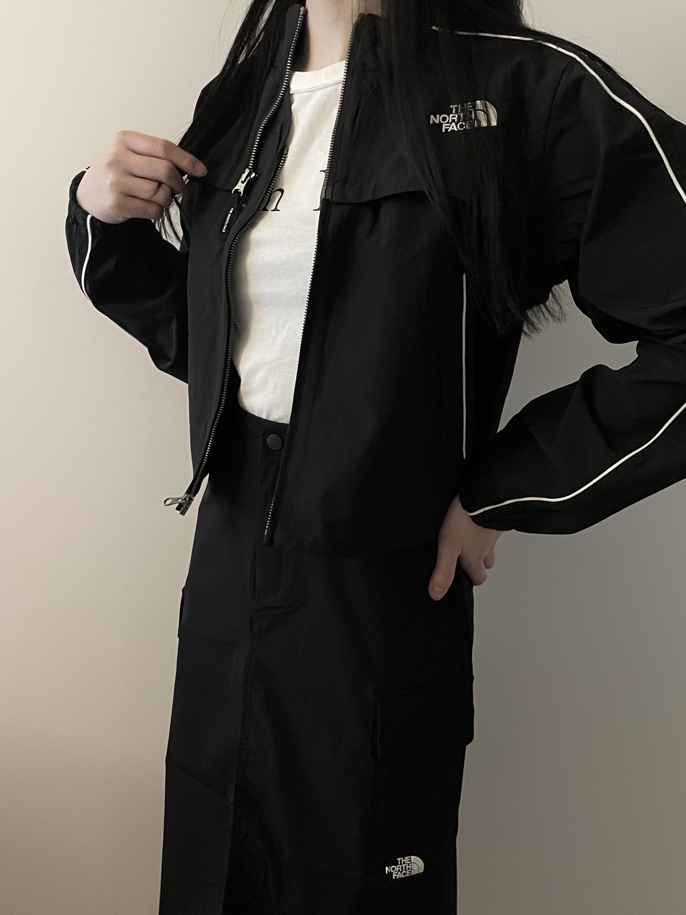 (W) The North Face White Label Olema Detachable Jacket Black, (W) Matin Kim Logo Crop Top White 착용 스타일 - 1