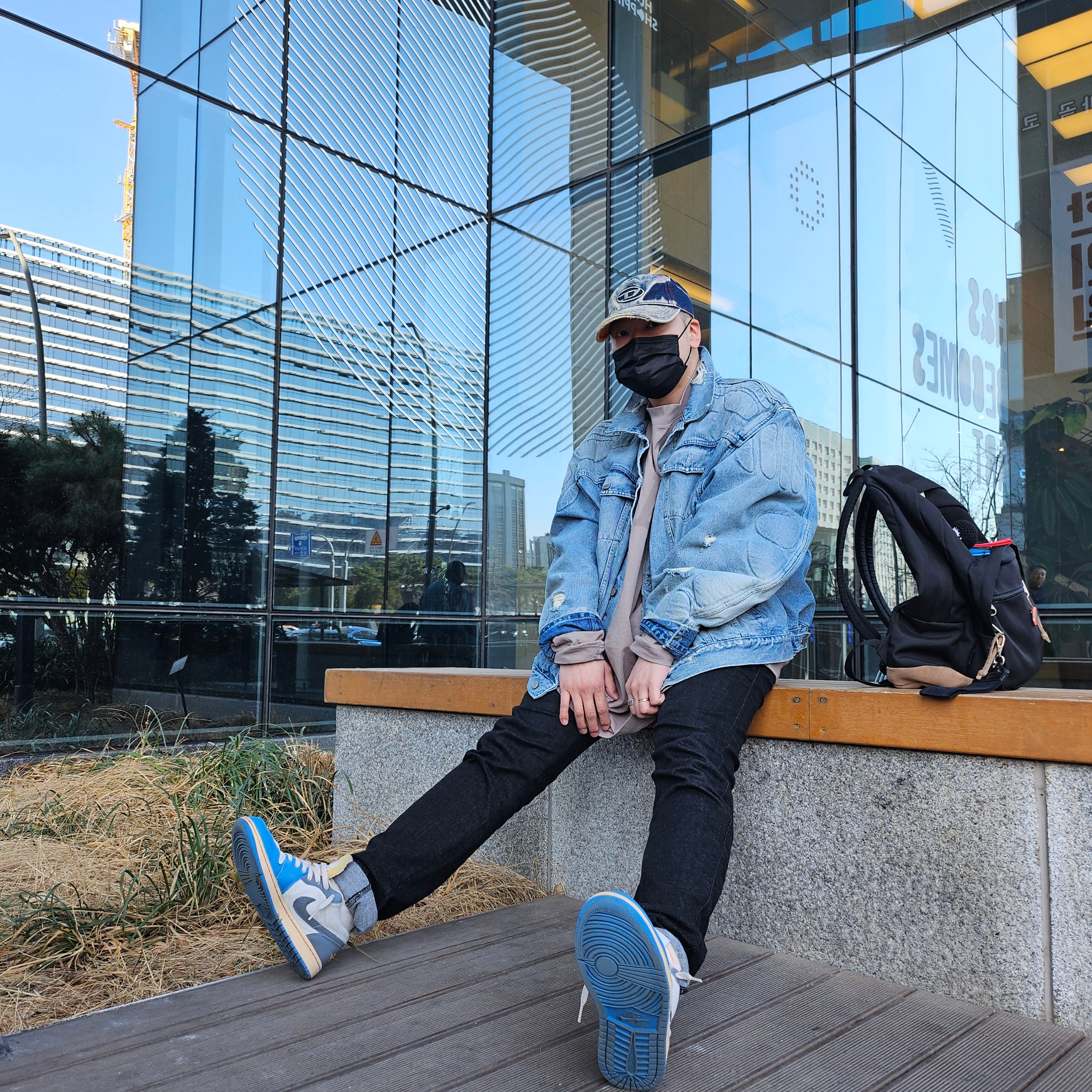 Yeezy Gap Engineered By Balenciaga Dove Long Sleeve T-Shirt Beige, Yeezy Gap Engineered By Balenciaga Padded Denim Jacket Blue 착용 스타일 - 3