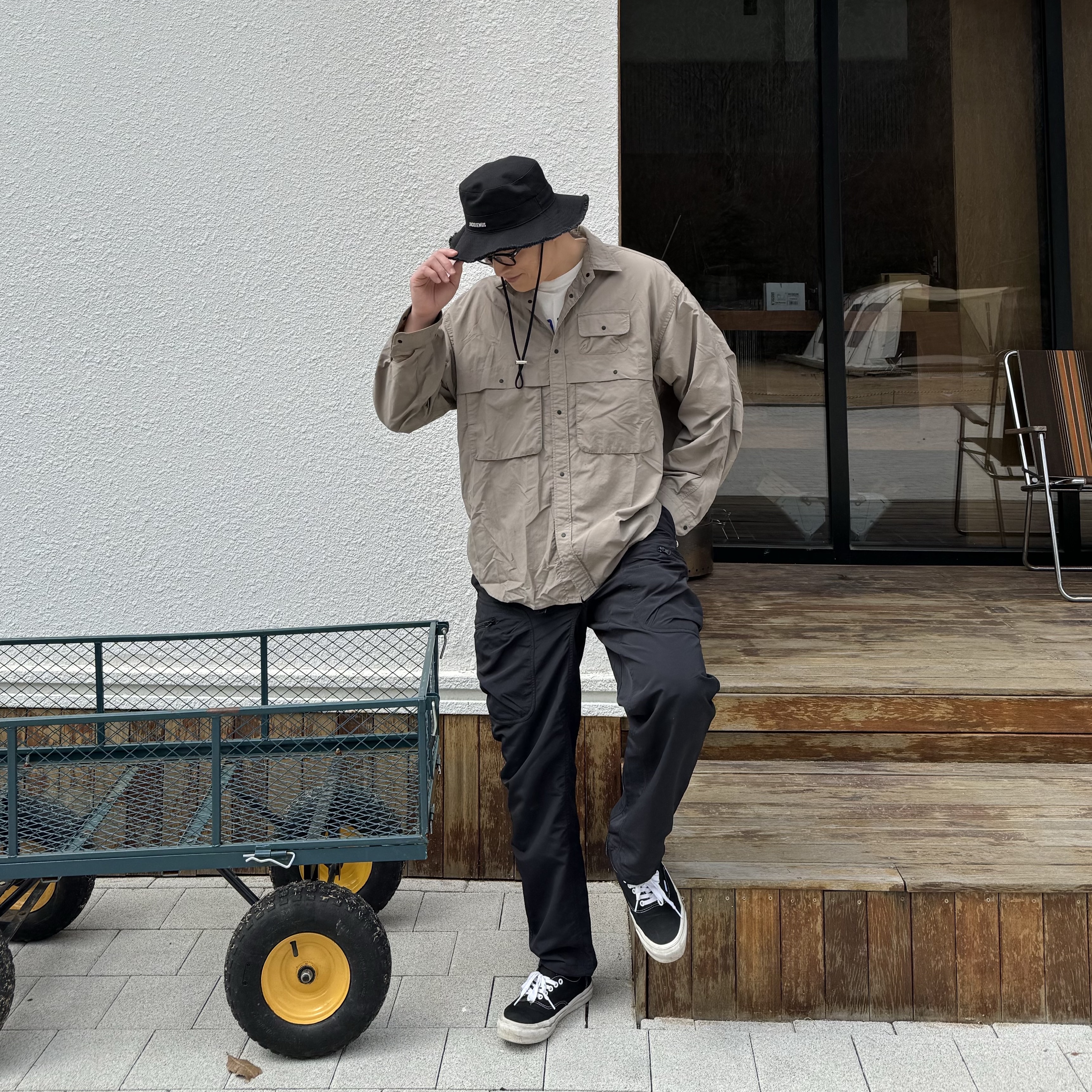 Jacquemus Le Bob Artichaut Bucket Hat Black, Vans Vault OG Authentic LX Black 착용 스타일