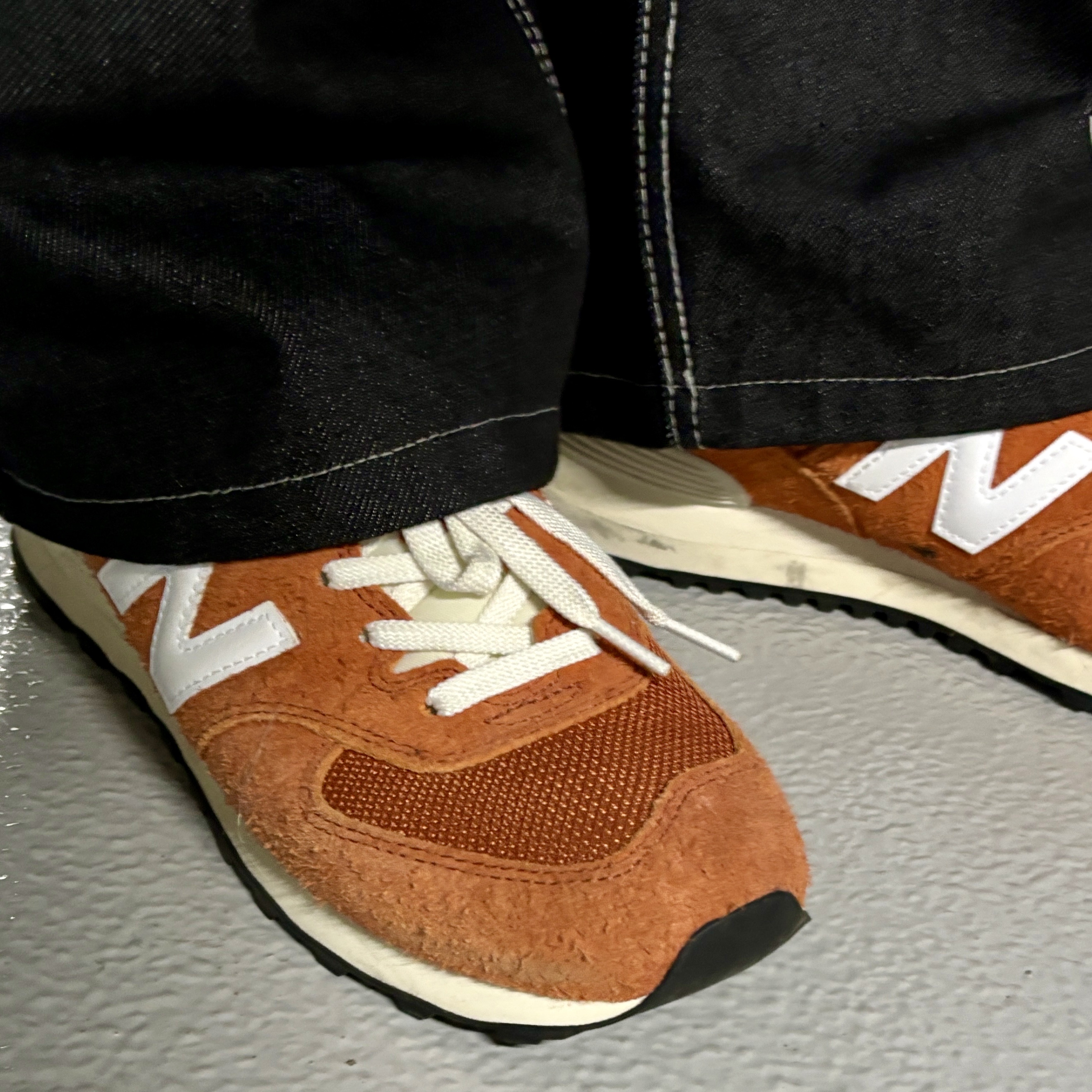 New Balance 574 Heritage Orange Burst White 착용 스타일 - 3