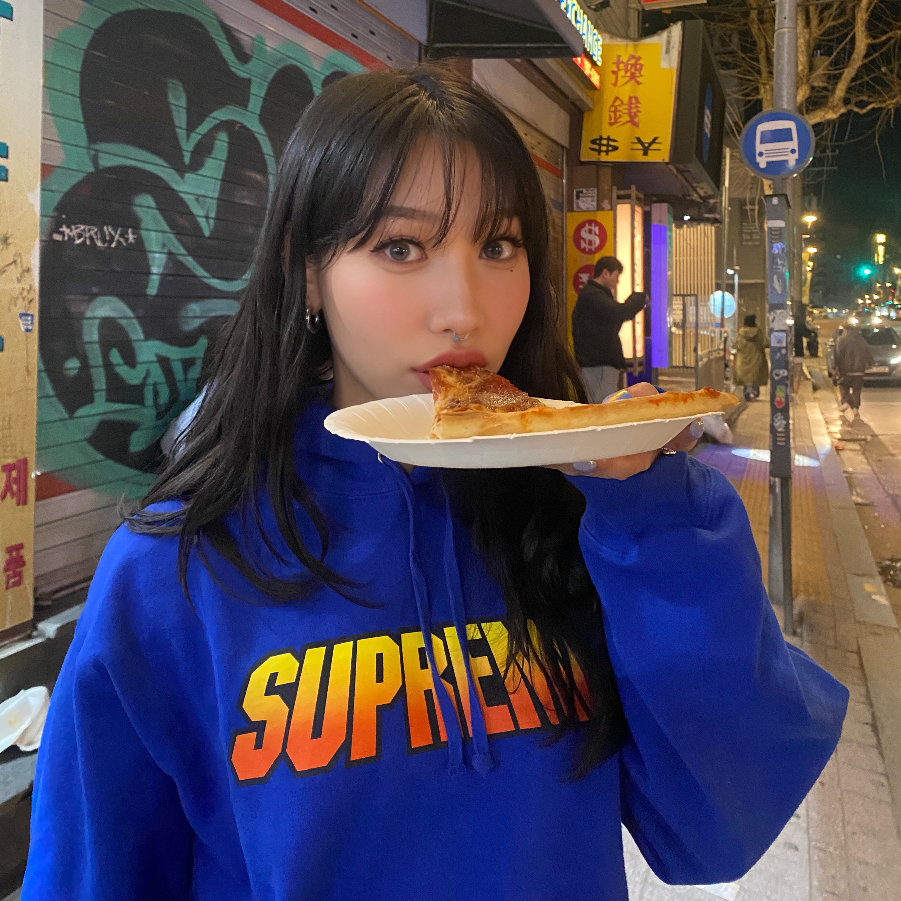 Supreme Gradient Hooded Sweatshirt Royal - 24SS, Supreme Gradient Hooded Sweatshirt Black - 24SS 착용 스타일 - 1