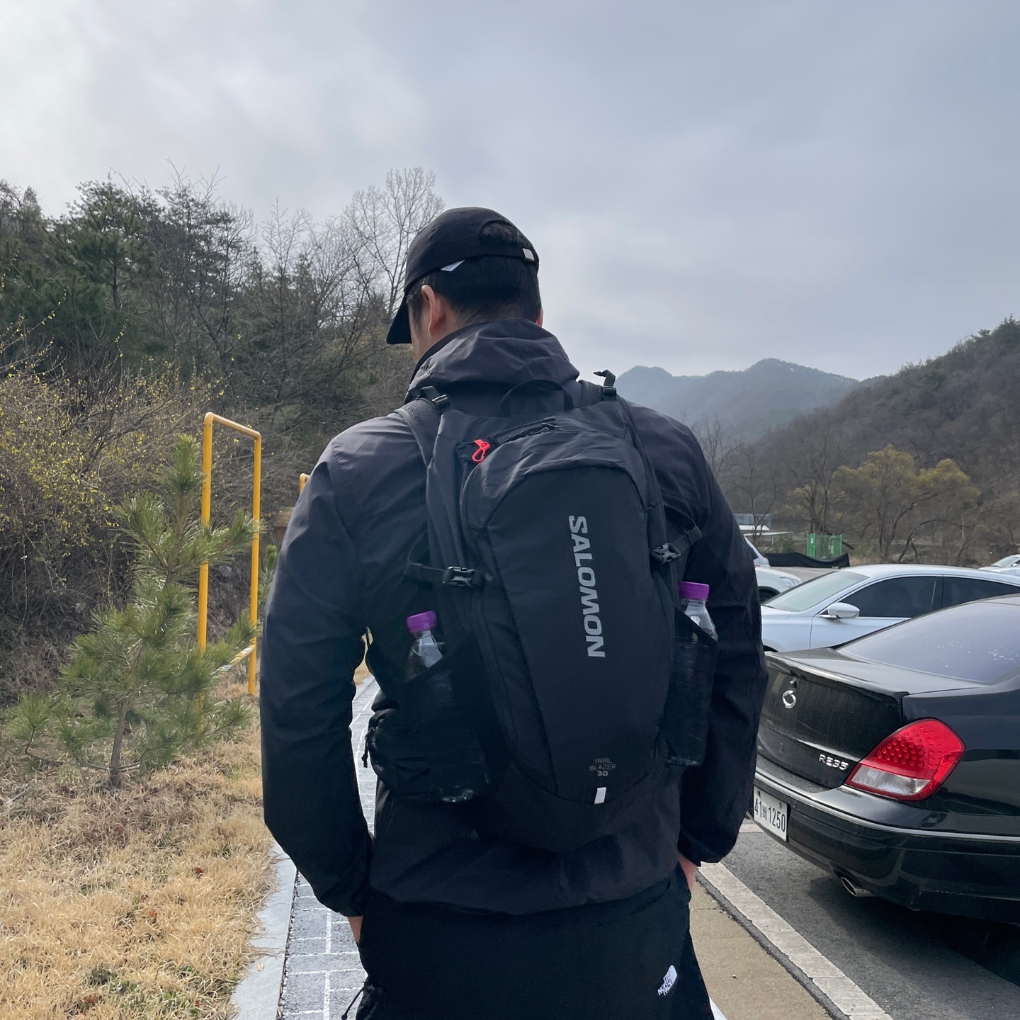Salomon Trailblazer 30 Black (New Ver.), Arc'teryx Squamish Hoody Black 착용 스타일