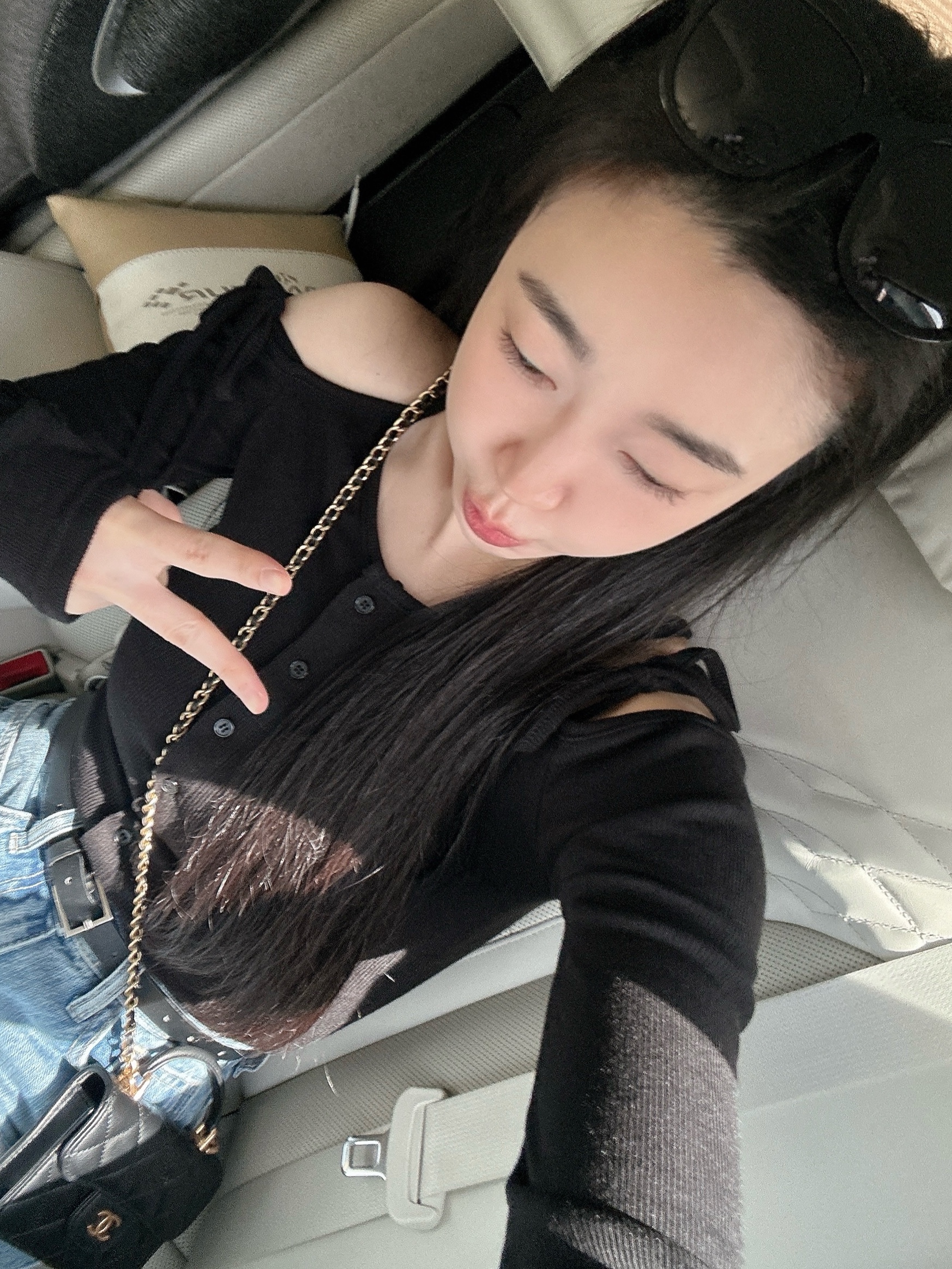 Chanel Flap Coin Purse with Chain Lambskin & Gold Black, Asics Gel-Kayano 14 Cream Black 착용 스타일 - 1