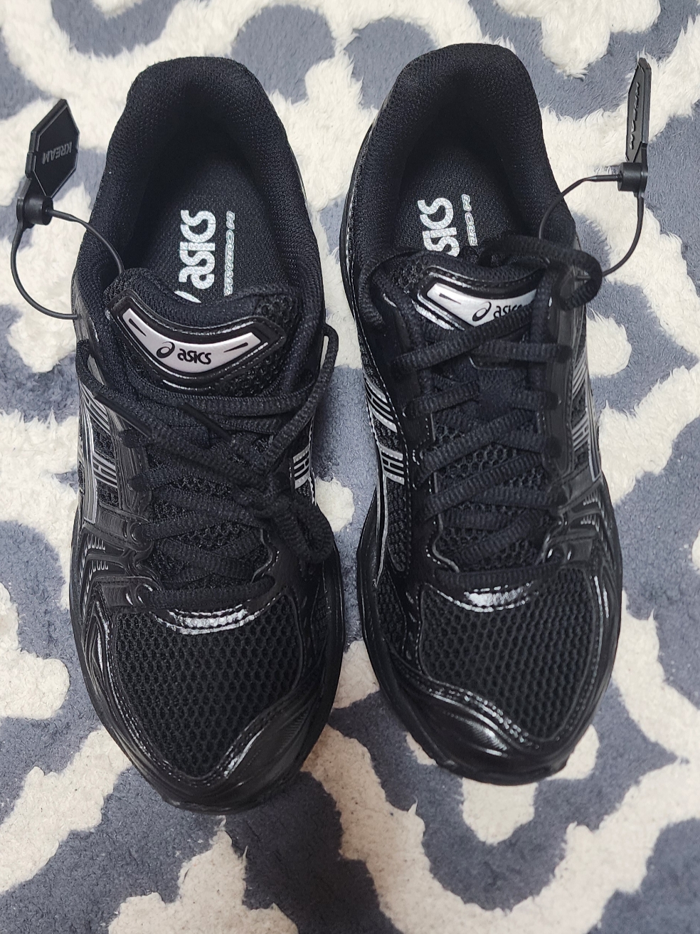 Asics Gel-Kayano 14 Black Pure Silver 착용 스타일