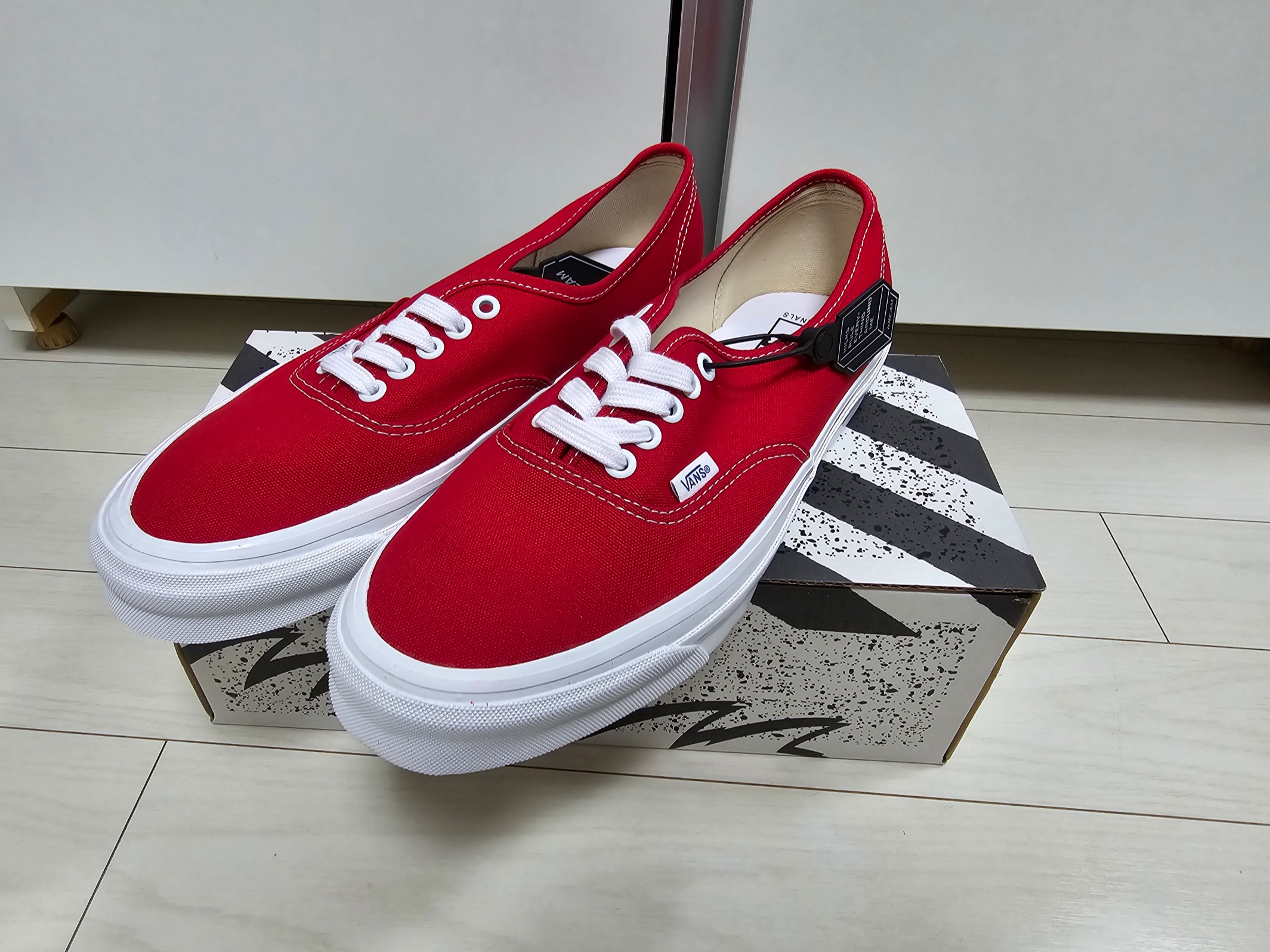 Vans Vault OG Authentic LX Red 착용 스타일