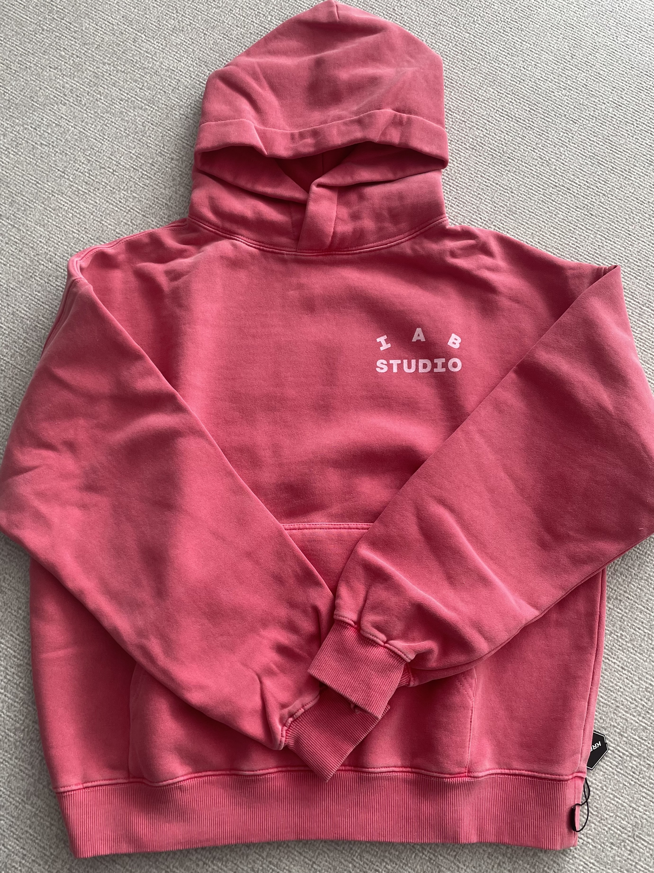IAB Studio Pigment Hoodie Coral 착용 스타일