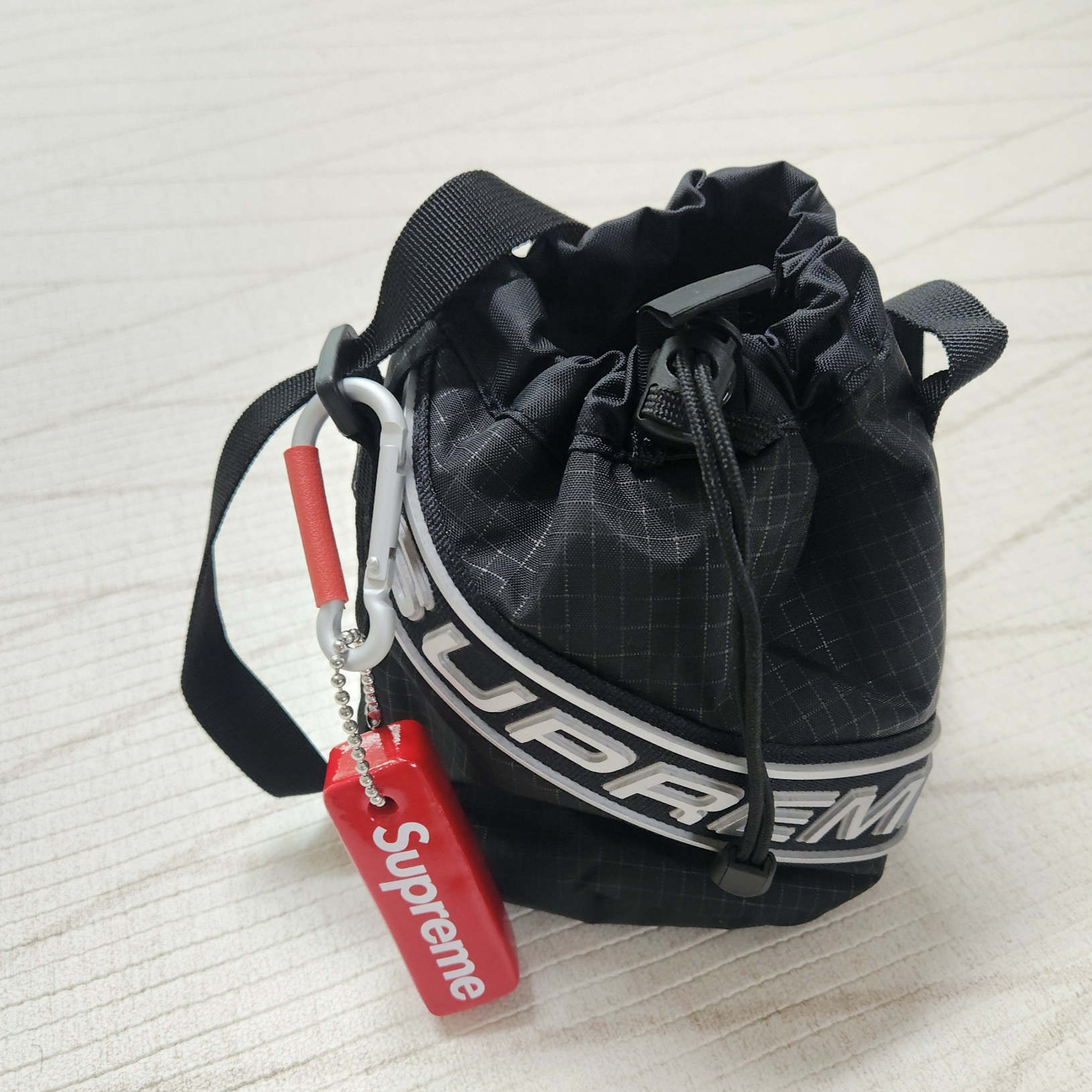 Supreme Small Cinch Pouch Black - 23FW, Supreme Floating Keychain Red - 23FW 착용 스타일 - 1