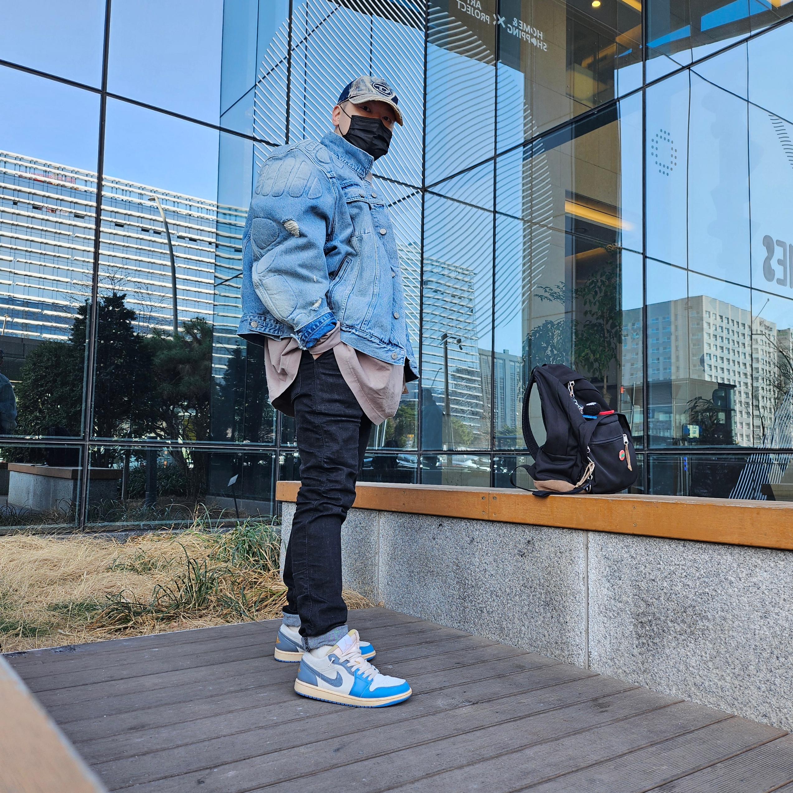 Yeezy Gap Engineered By Balenciaga Dove Long Sleeve T-Shirt Beige, Yeezy Gap Engineered By Balenciaga Padded Denim Jacket Blue 착용 스타일 - 1