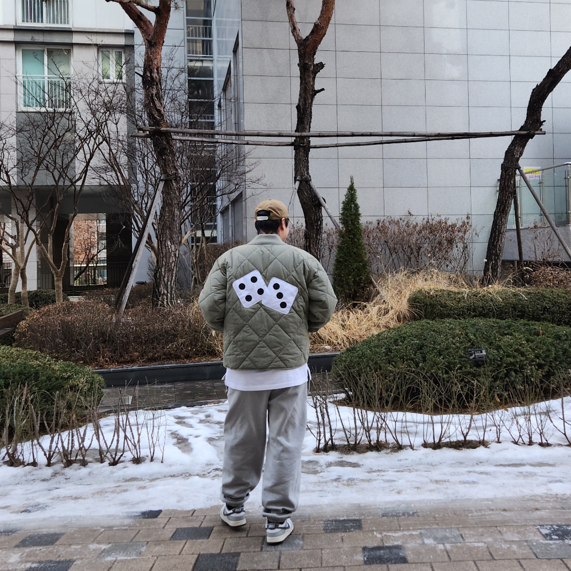Stussy Dice Quilted Liner Jacket Olive, Nike x Stussy NRG Fleece Crewneck Dark Grey Heather (DO9337-063) 착용 스타일 - 2