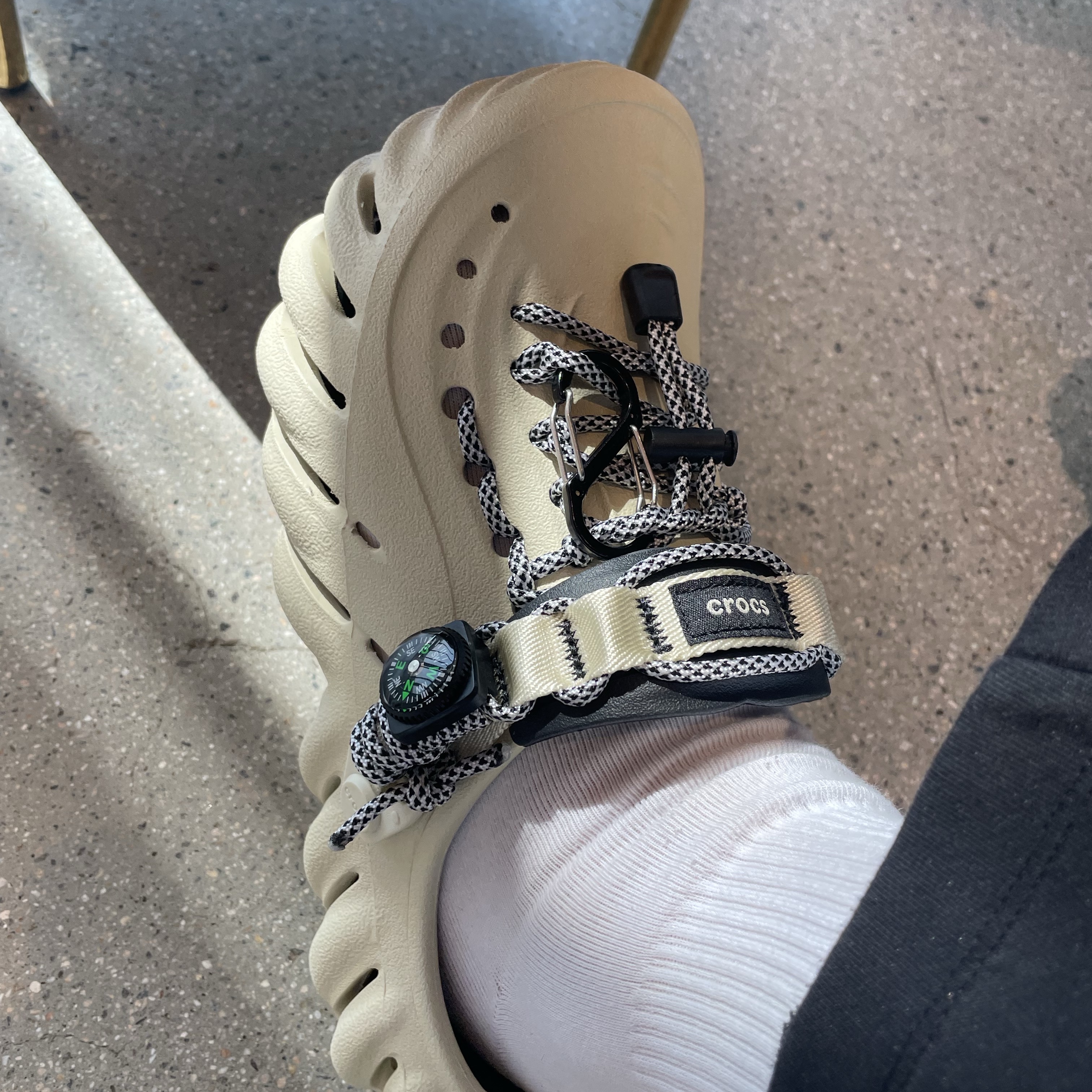Crocs Echo Clog Bone Black 착용 스타일 - 4