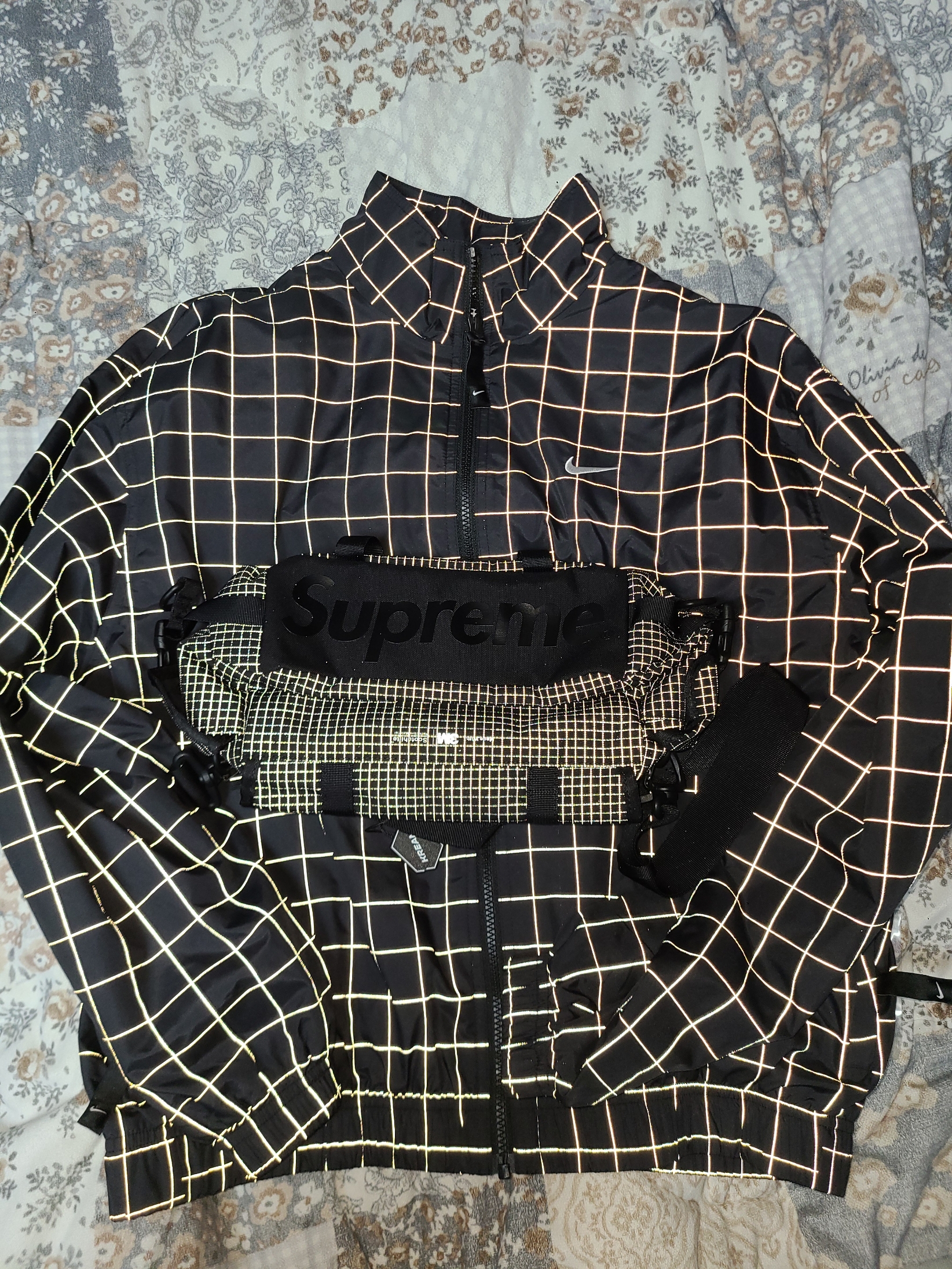 Supreme Mini Duffle Bag Black - 24SS, Nike M NRG Flash Grid Track Jacket Black - US/EU 착용 스타일 - 1