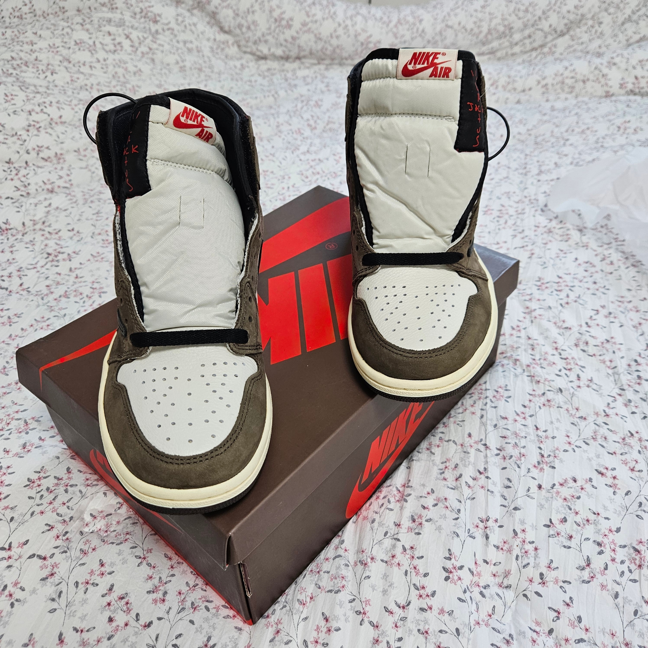 Jordan 1 x Travis Scott Retro High OG SP Mocha 착용 스타일 - 4