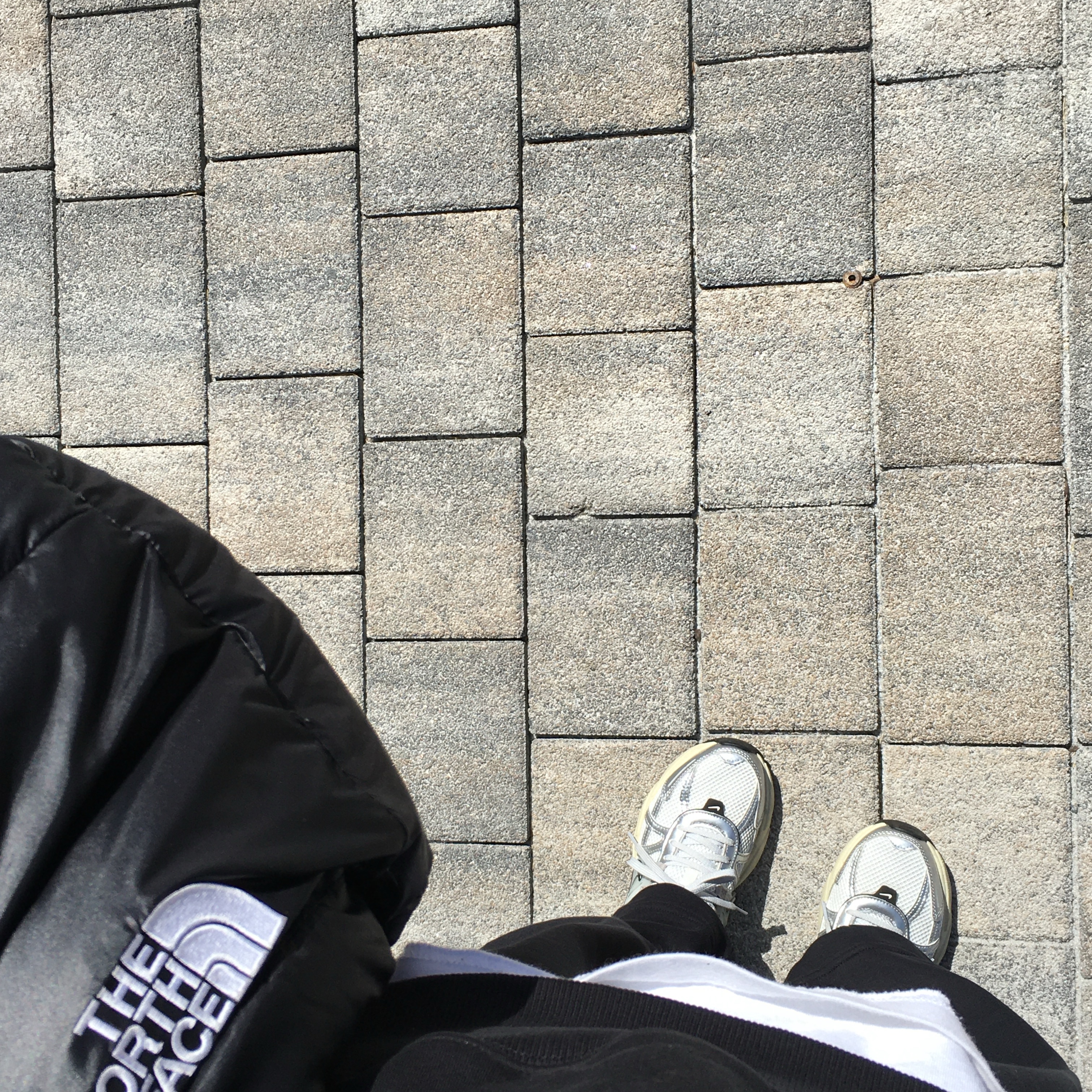 Nike V2K Run Summit White Metallic Silver 착용 스타일 - 1