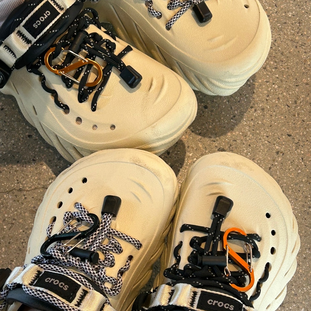 Crocs Echo Clog Bone Black 착용 스타일 - 1