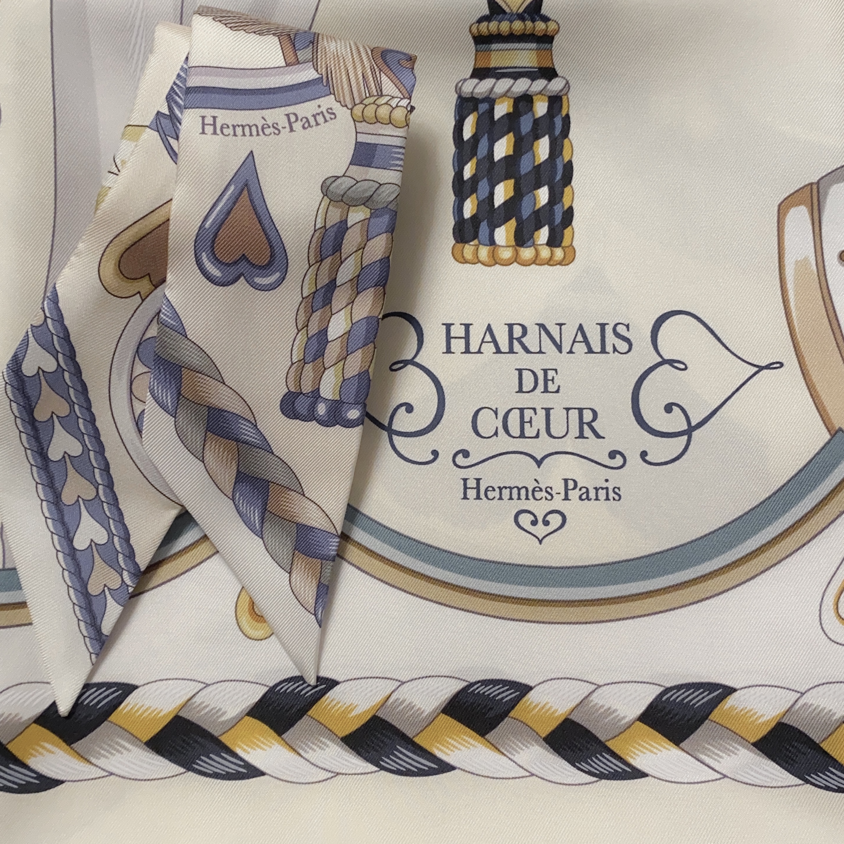 (W) Hermes Harnais De Coeur Twilly Creme Bleu Jean Vert Amande, (W) Hermes Harnais de Coeur Scarf 90 Creme Marine Gold 착용 스타일