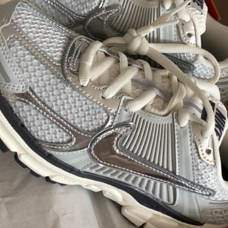 (W) Nike Zoom Vomero 5 Photon Dust and Metallic Silver 착용 스타일
