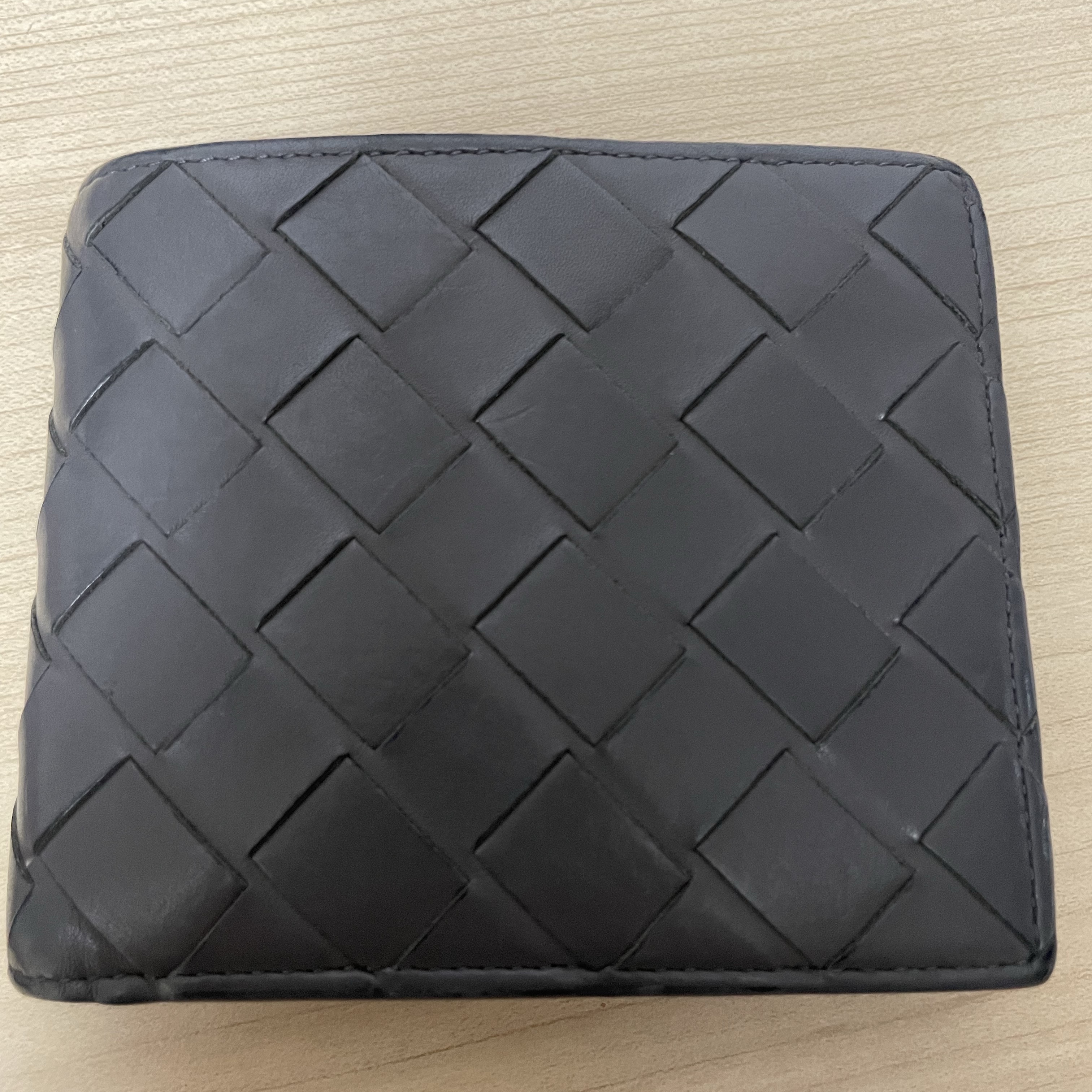 Bottega Veneta Bi-Fold Wallet Grey 착용 스타일