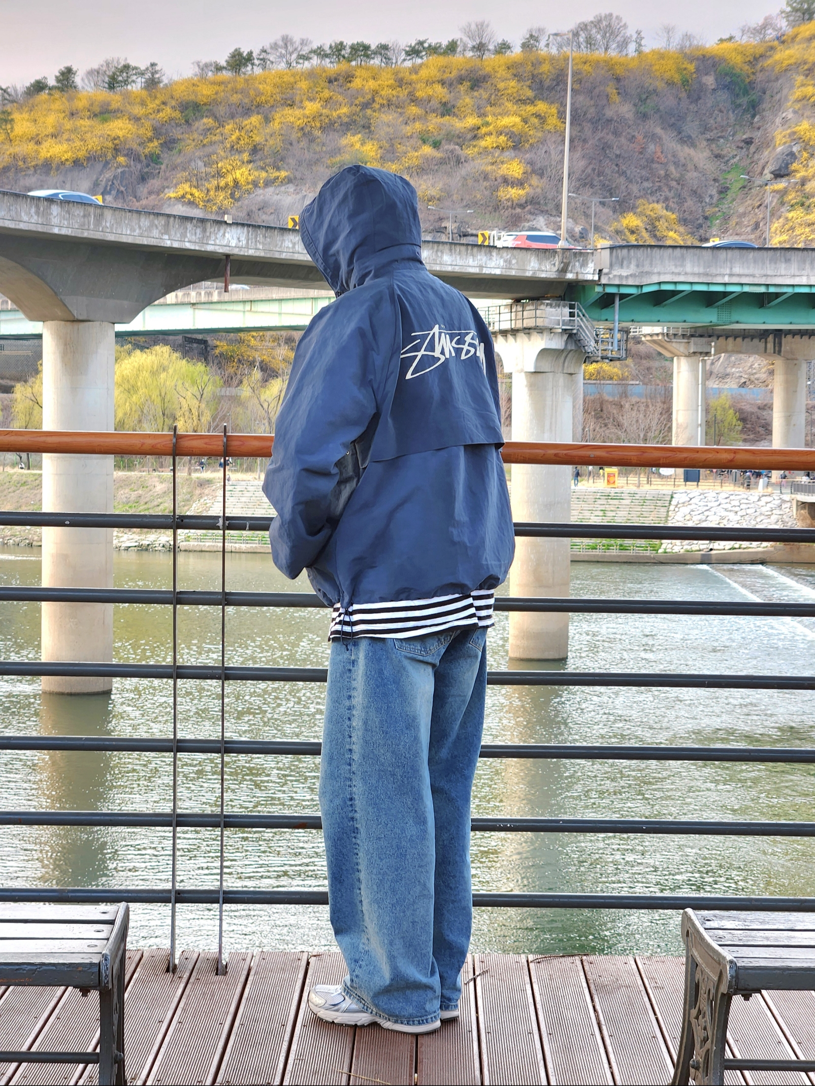 Stussy Wave Dye Beach Shell Jacket Navy, New Balance 530 Steel Grey 착용 스타일 - 2