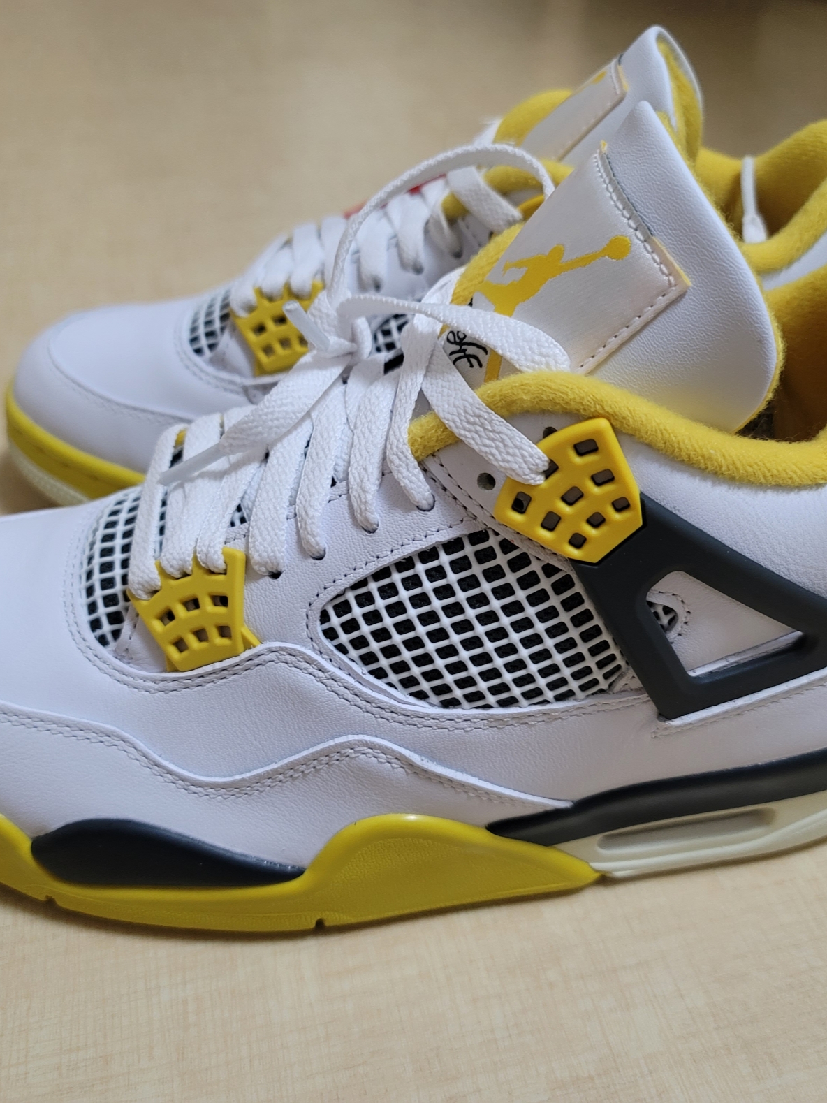 (W) Jordan 4 Retro Vivid Sulfur 착용 스타일 - 2