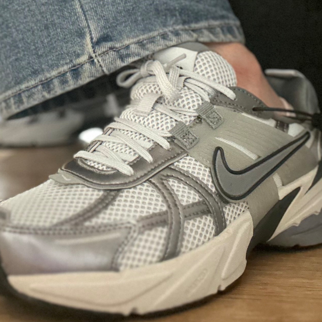 Nike V2K Run Pure Platinum Wolf Grey 착용 스타일 - 2