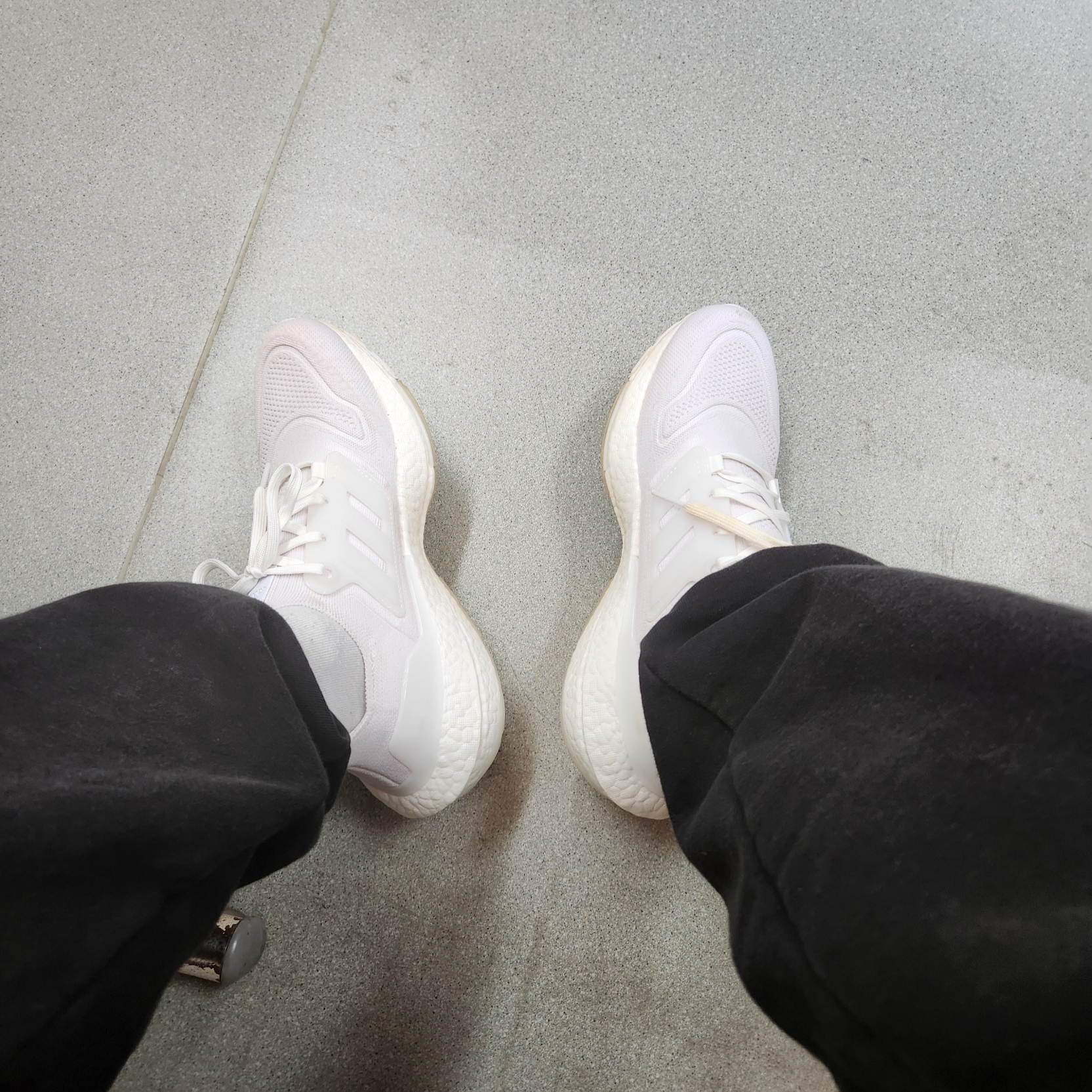 Adidas Ultraboost 22 Cloud White 착용 스타일