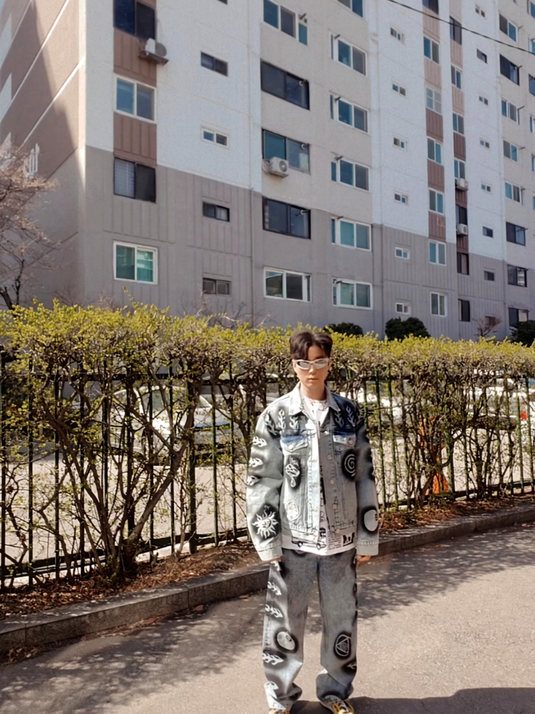 Stussy x Dries Van Noten Hand Stencilled Denim Jacket Washed Blue, Stussy x Dries Van Noten Hand Stencilled Jean Washed Blue 착용 스타일 - 1