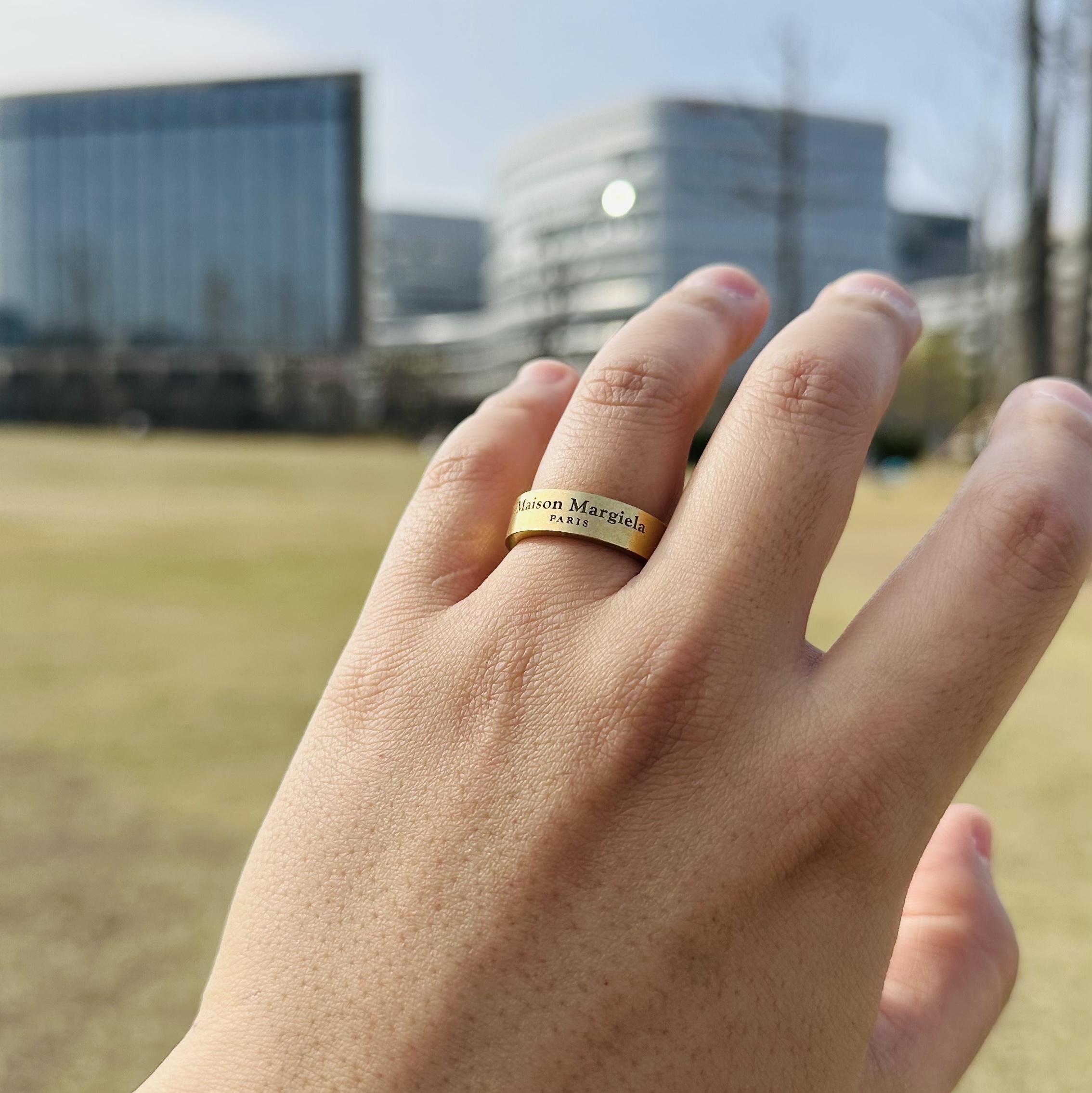 Maison Margiela Logo Ring Tumbled Yellow Gold 착용 스타일