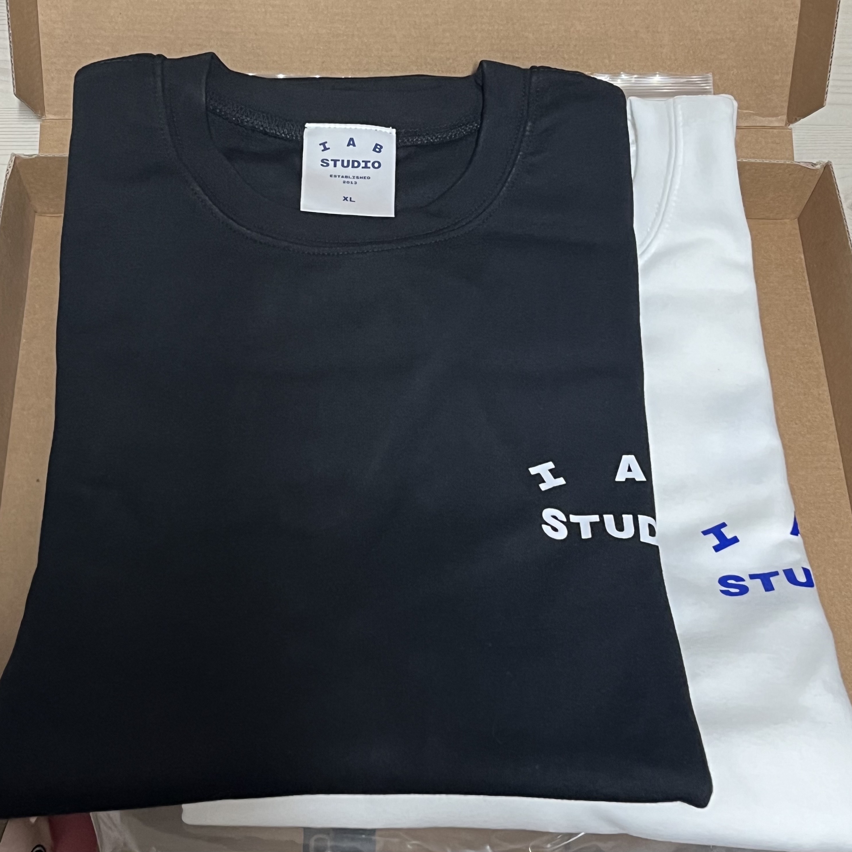 IAB Studio 10th Anniversary T-Shirts Pack White & Black (2 Pack) 착용 스타일