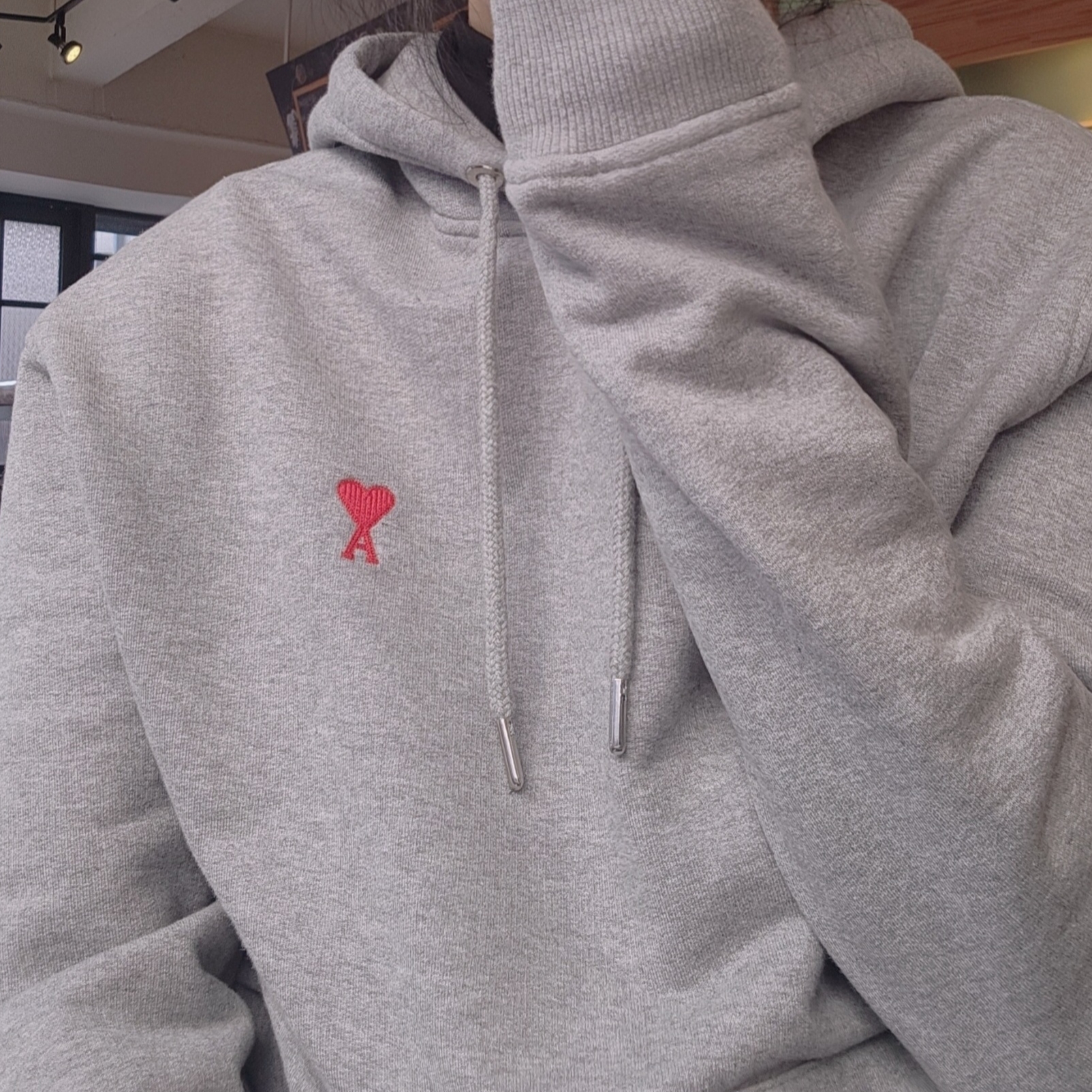 AMI de Coeur Hood Sweatshirt Heather Grey 착용 스타일