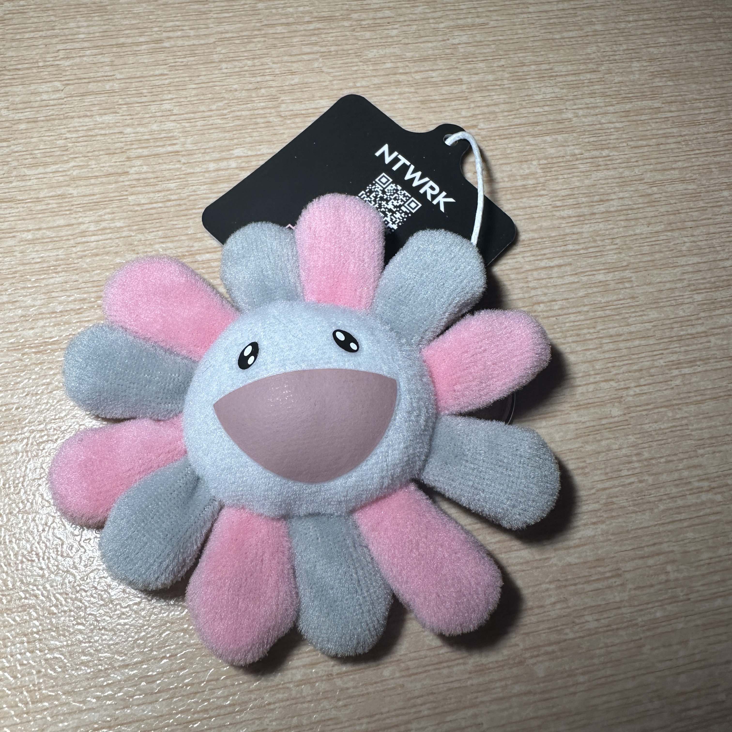 Kaikai Kiki x Blackpink Flower Keyring Pink Grey 착용 스타일