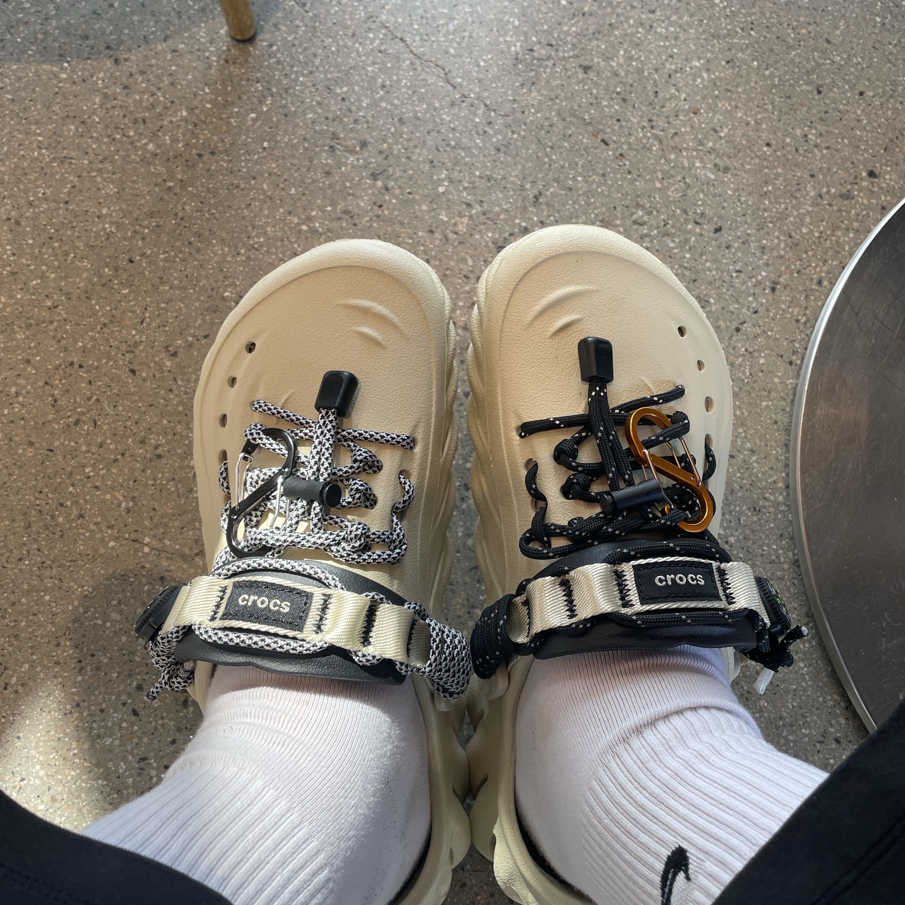 Crocs Echo Clog Bone Black 착용 스타일 - 2