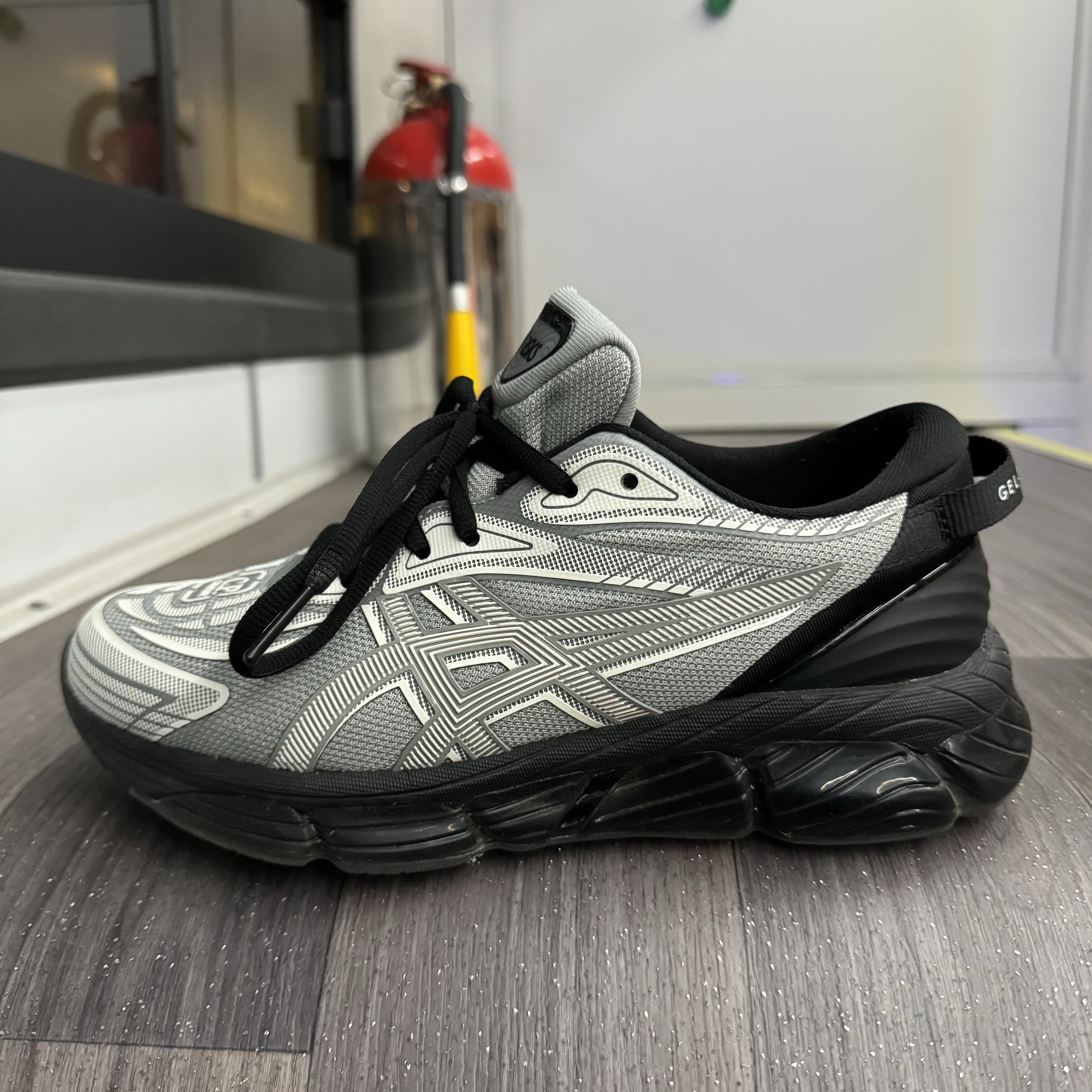 Asics x C.P. Company Gel-Quantum 360 VIII Cement Grey 착용 스타일 - 3