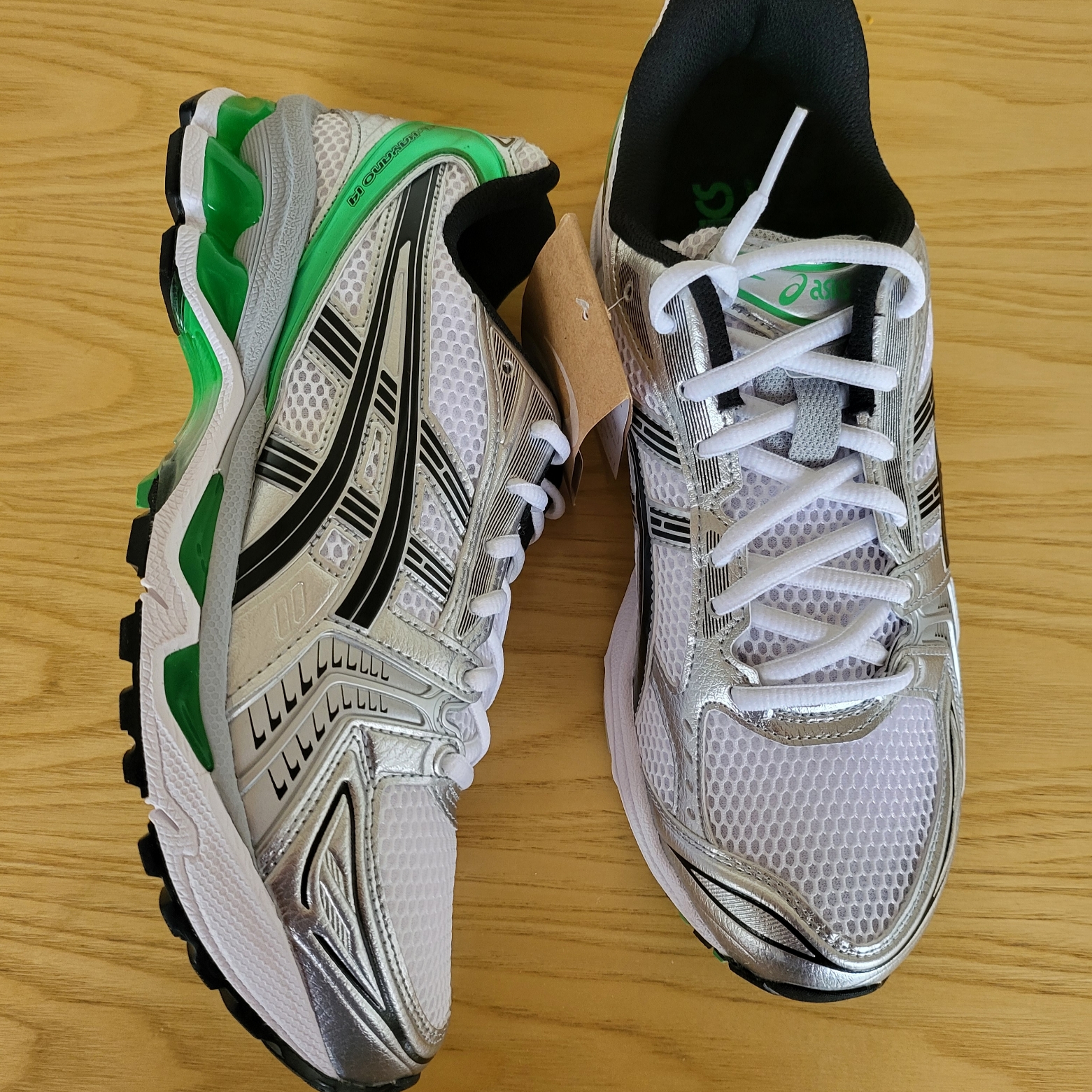 Asics Gel-Kayano 14 White Malachite Green 착용 스타일