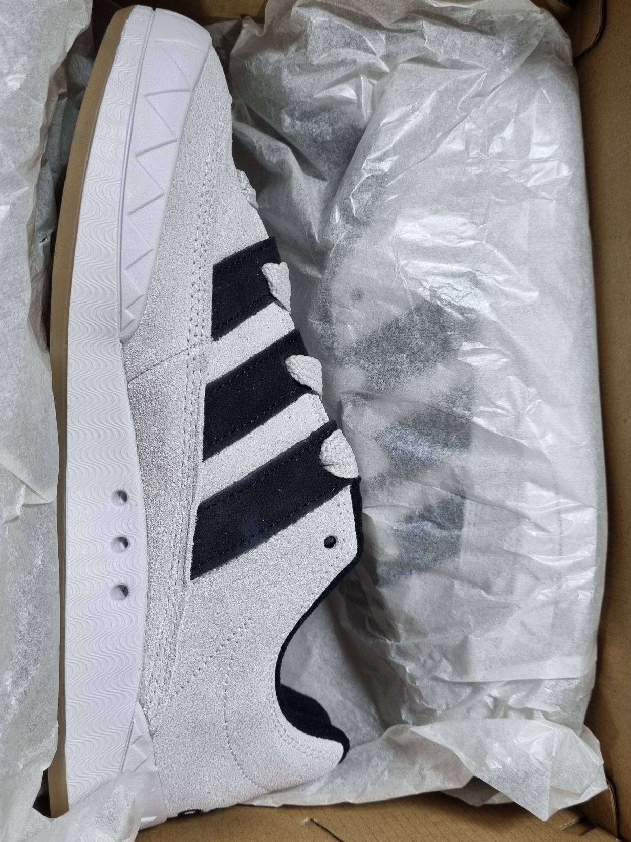 Adidas Adimatic Off White Core Black 착용 스타일