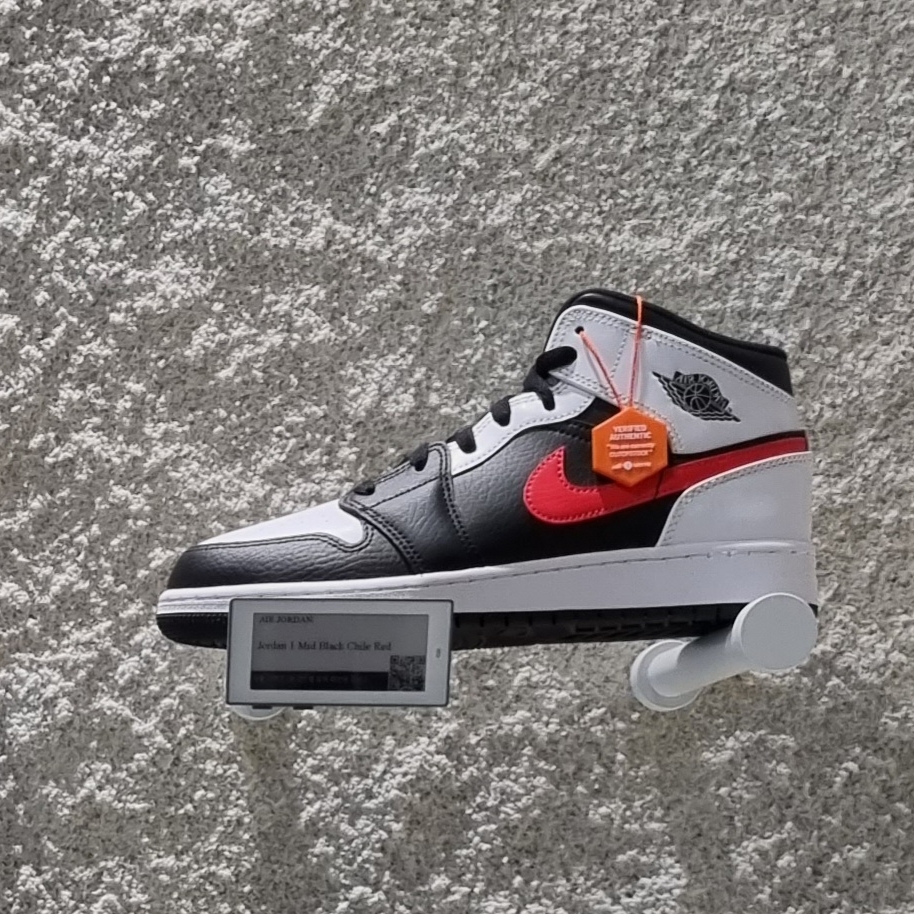Jordan 1 Mid Black Chile Red 착용 스타일