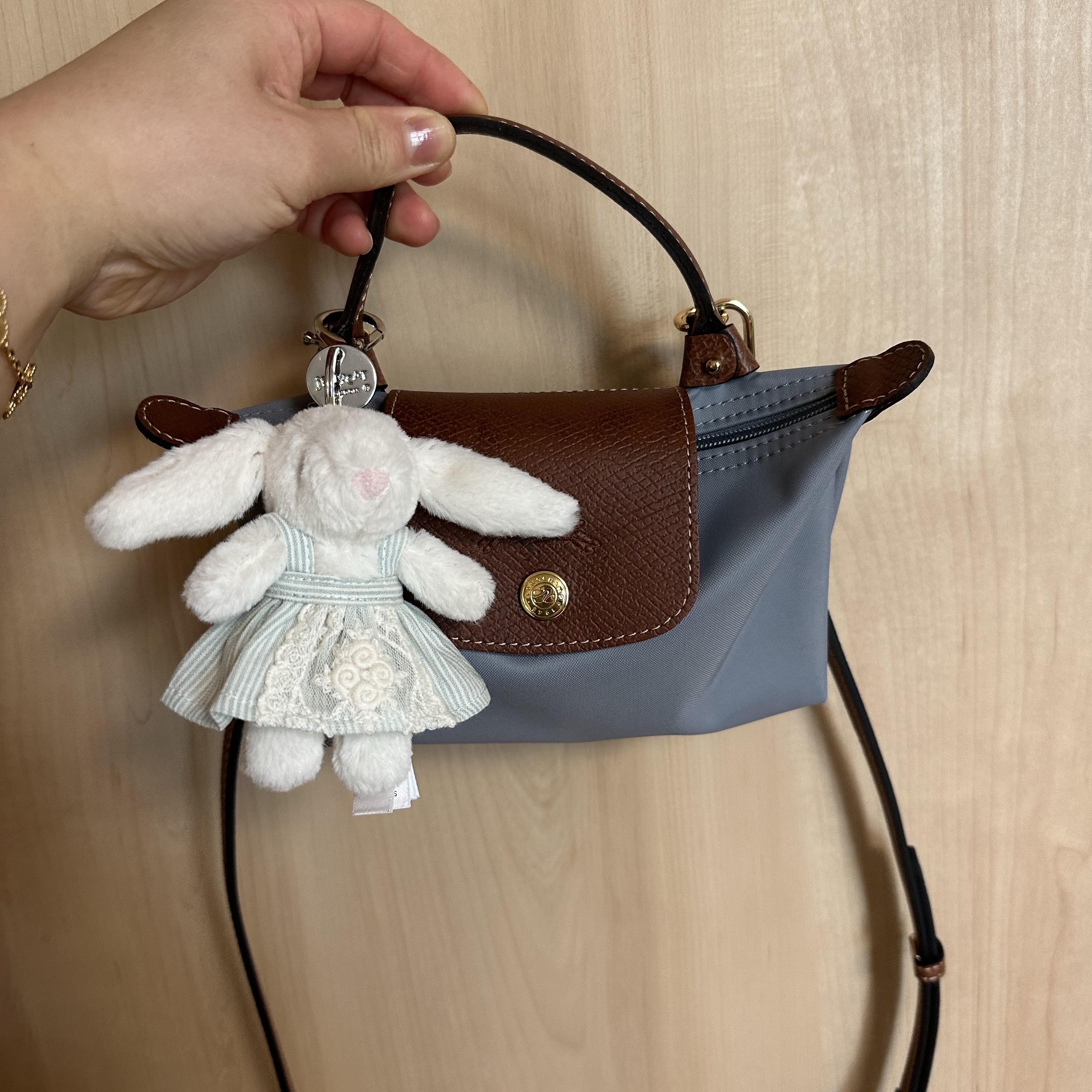 Longchamp Le Pliage Original Handle Pouch Steel, Jellycat Bashful Bunny Bag Charm Cream 착용 스타일