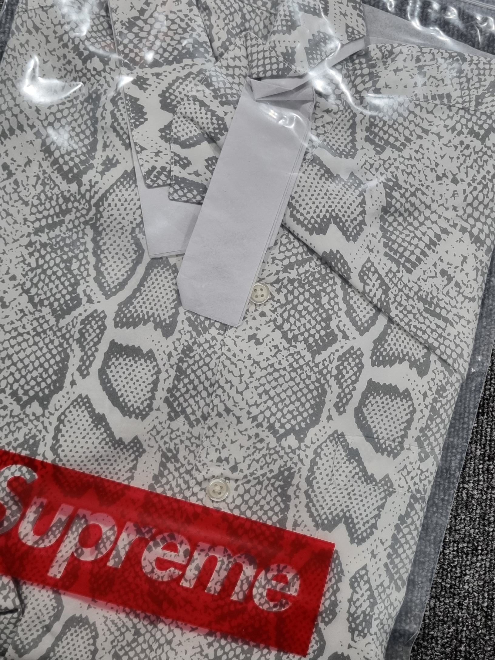 Supreme Snake S/S Shirt White - 24SS 착용 스타일