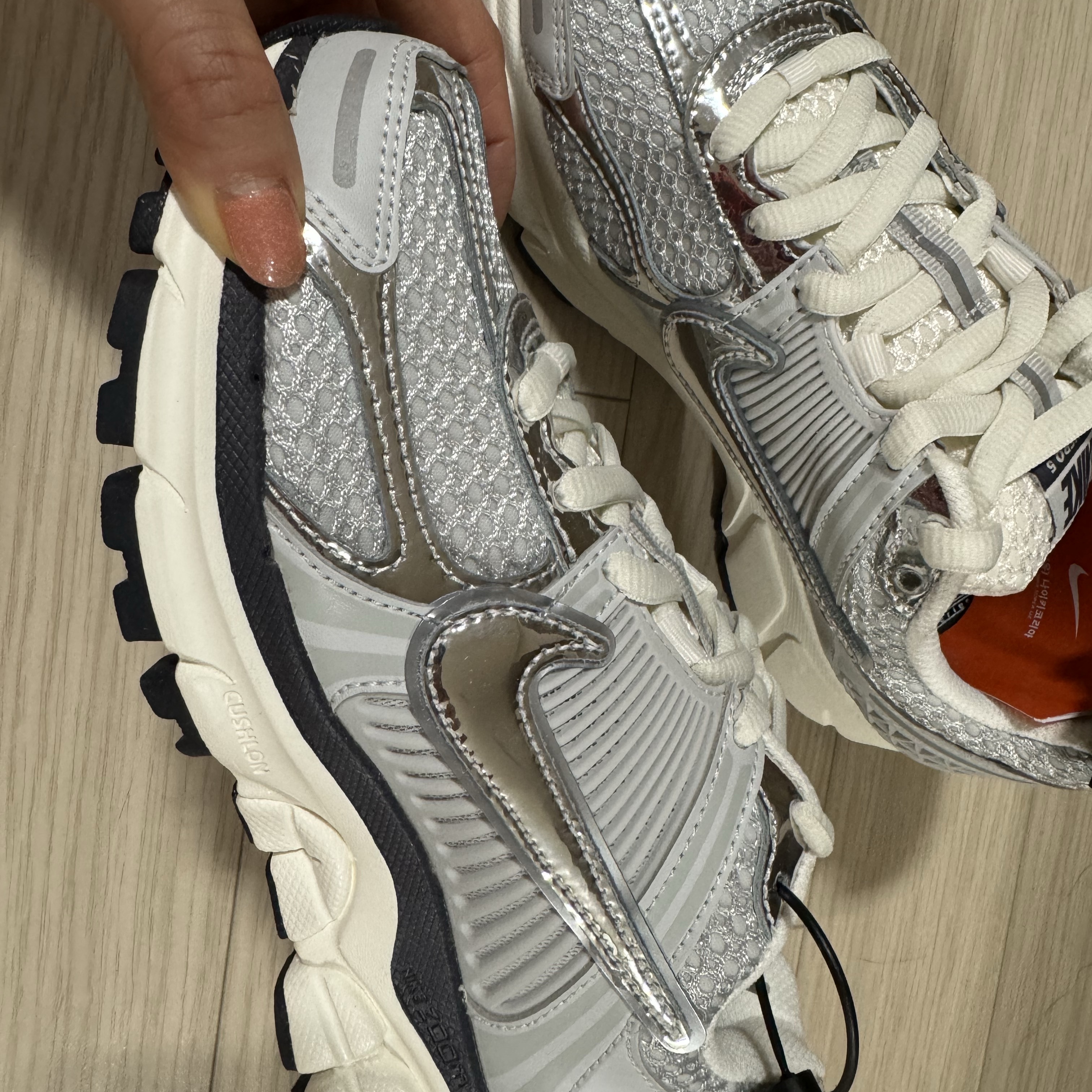(W) Nike Zoom Vomero 5 Photon Dust and Metallic Silver 착용 스타일 - 1