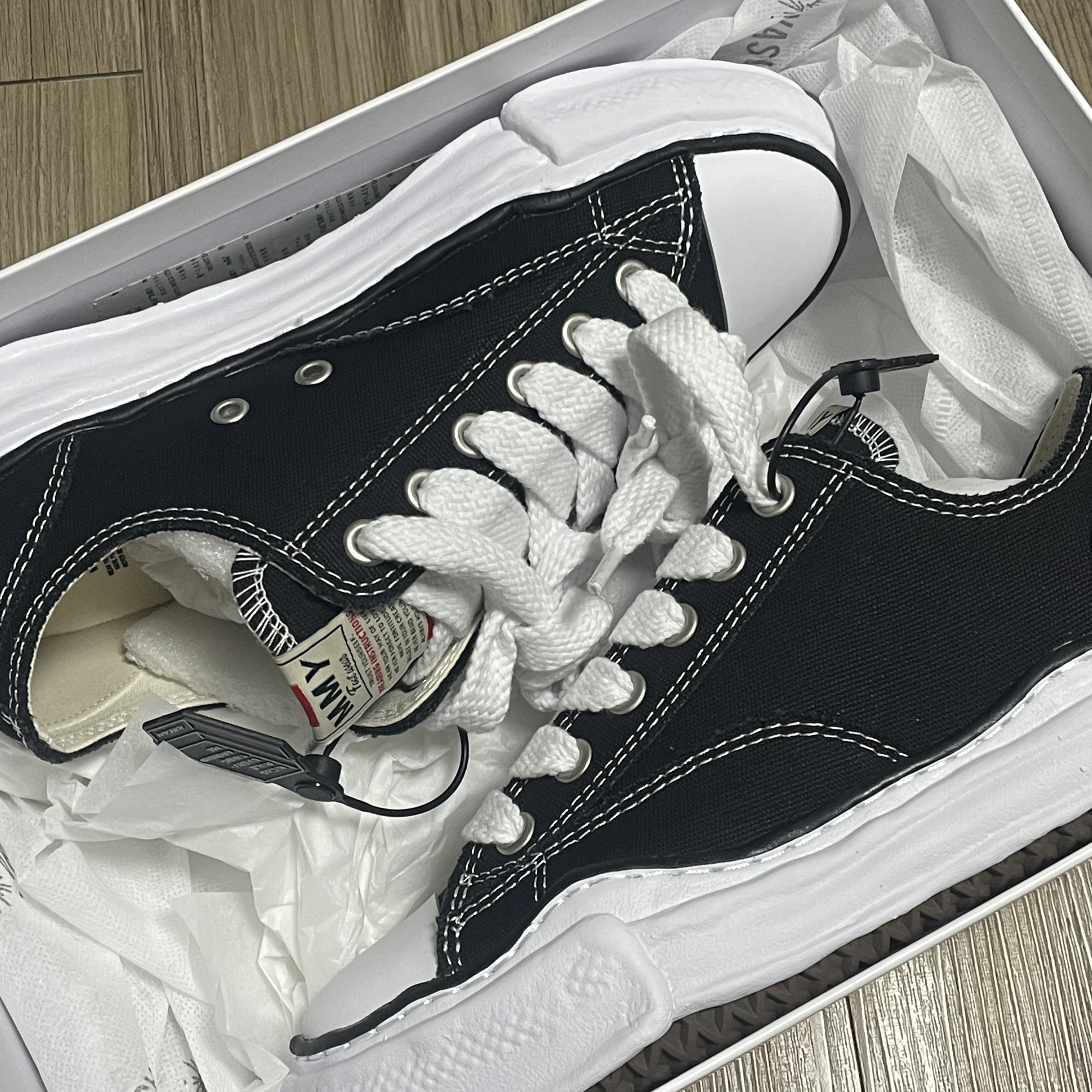 Maison Mihara Yasuhiro Peterson OG Sole Canvas Low Sneakers Black 착용 스타일