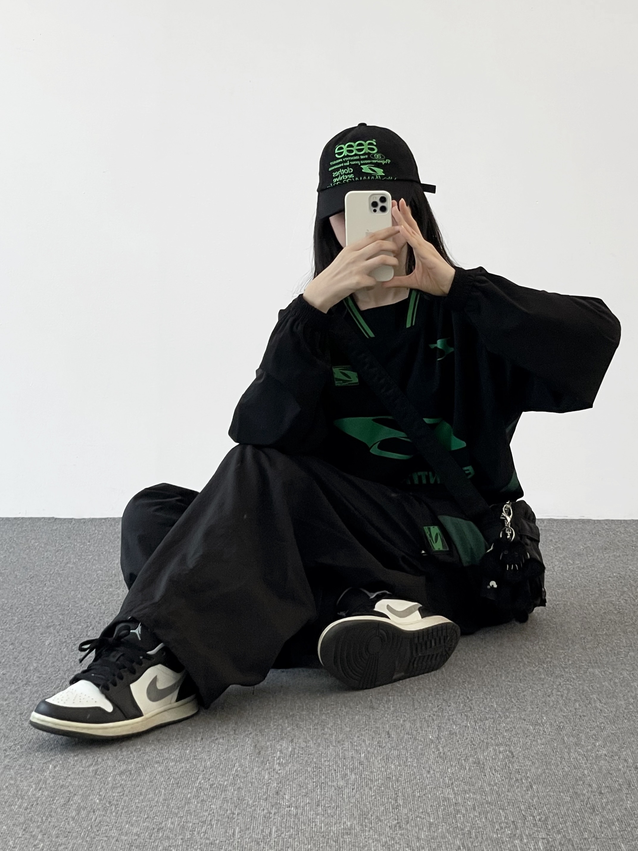 Porter Tanker Shoulder Bag Black, Aeae x The Identity Project Web Logo 5-Pannel Cap Black 착용 스타일 - 2