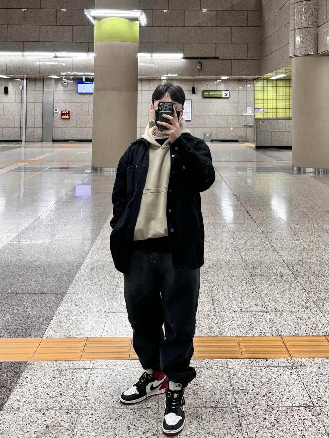 Wooyoungmi Embossing Back Logo Denim Shirt Black - 22SS, Jordan 1 Retro High OG Black Toe 2016 착용 스타일 - 3