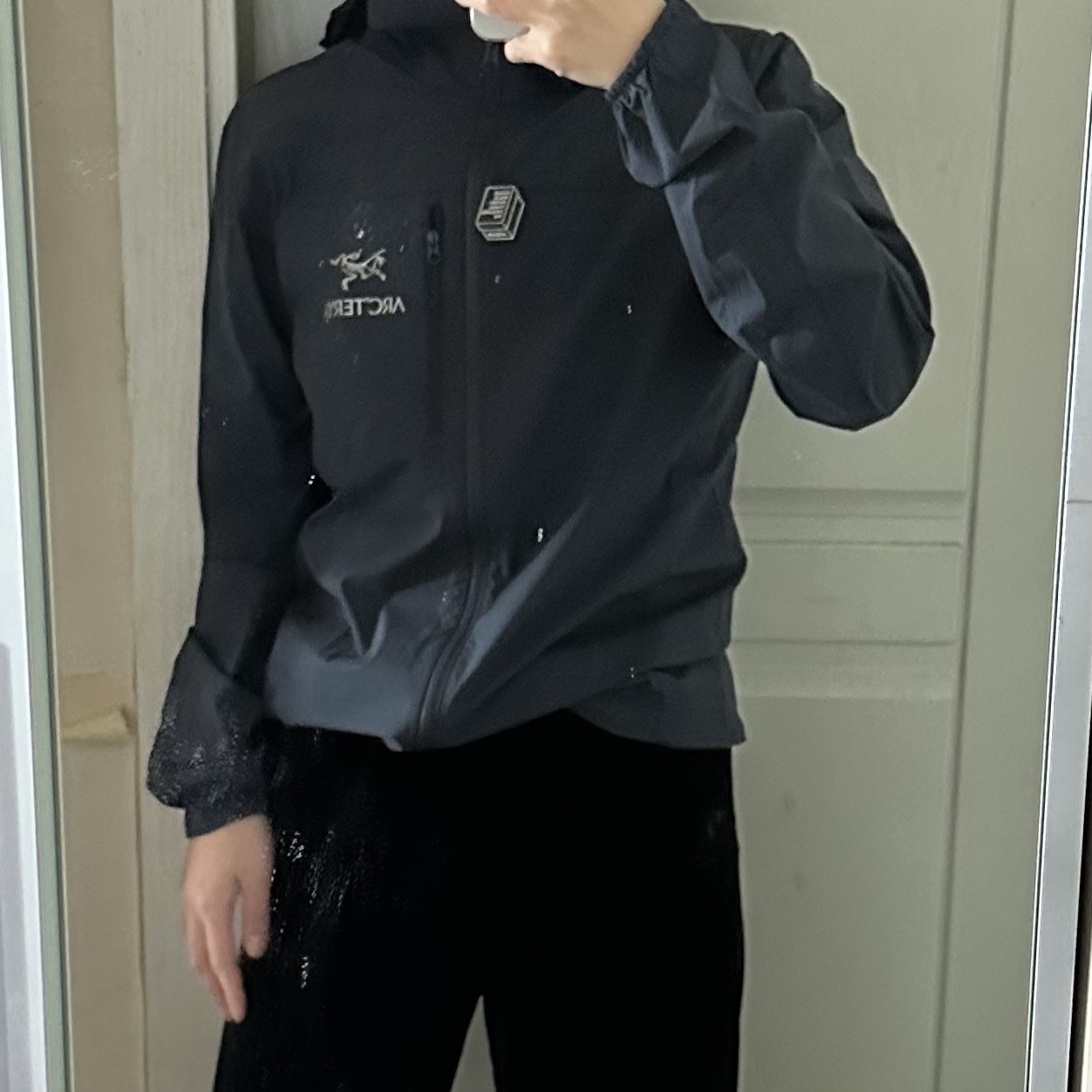 Arc'teryx Squamish Hoody Black Sapphire 착용 스타일