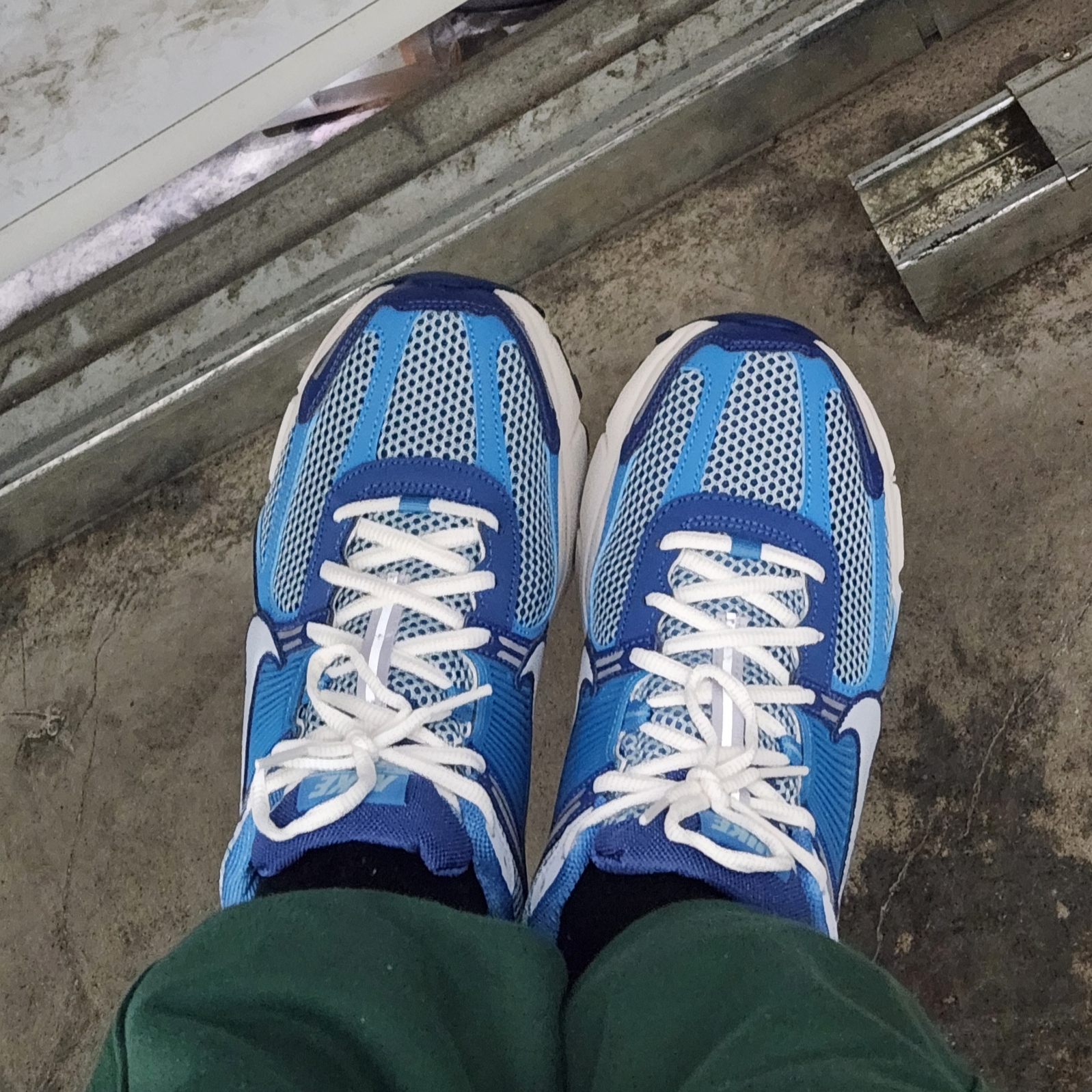 Nike Zoom Vomero 5 Mystic Navy and Worn Blue 착용 스타일