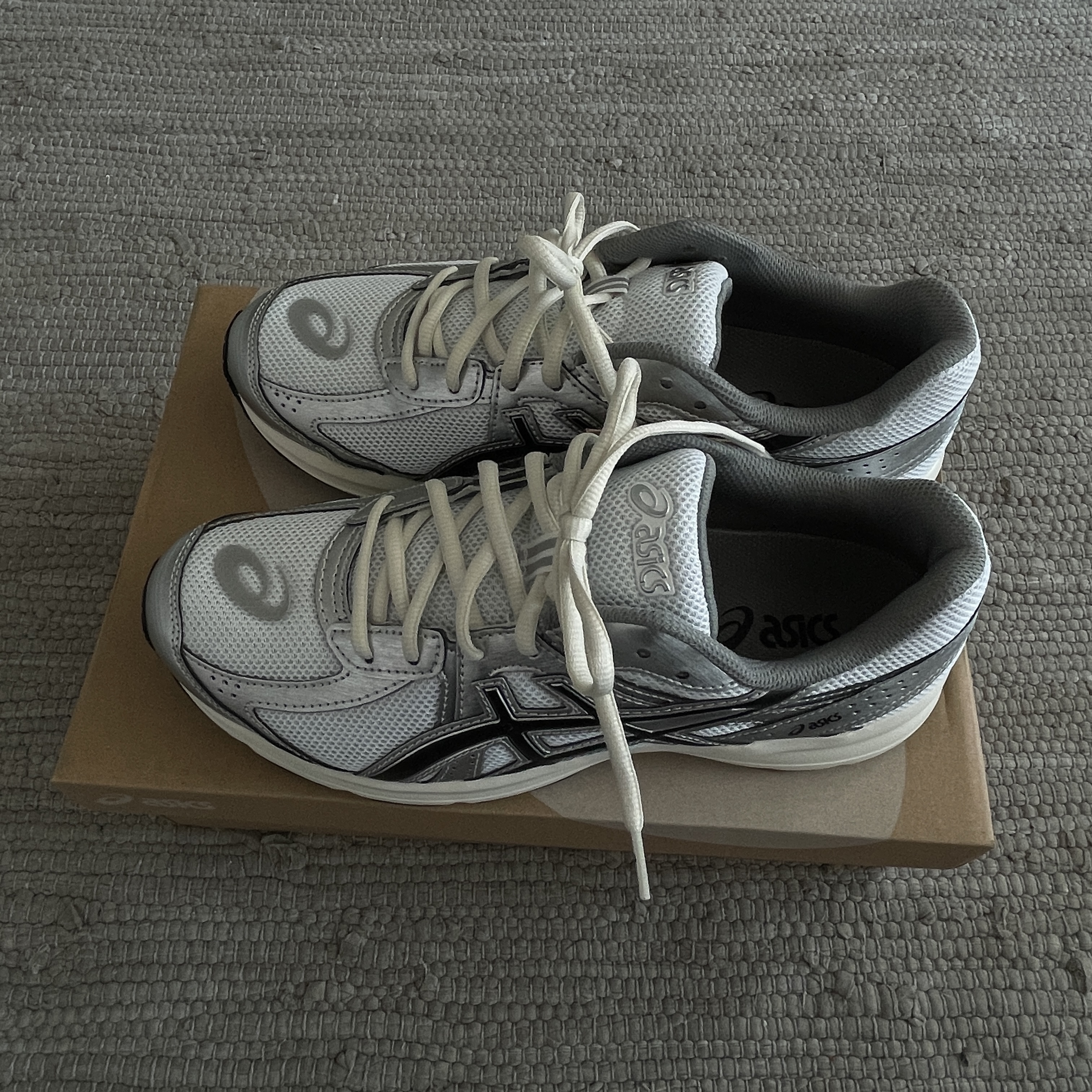 Asics Jog 100 S White Black - 2E Wide 착용 스타일